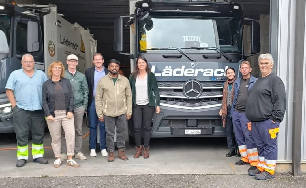 Die Abfallentsorgung wird leise: Nach mehreren Jahren Analyse und Vorarbeit, übernahm die Firma "Läderach" auf Oktober 2025 die Entsorgungslogistik in Bolligen - neu ausschliesslich mit Elektrofahrzeugen! 