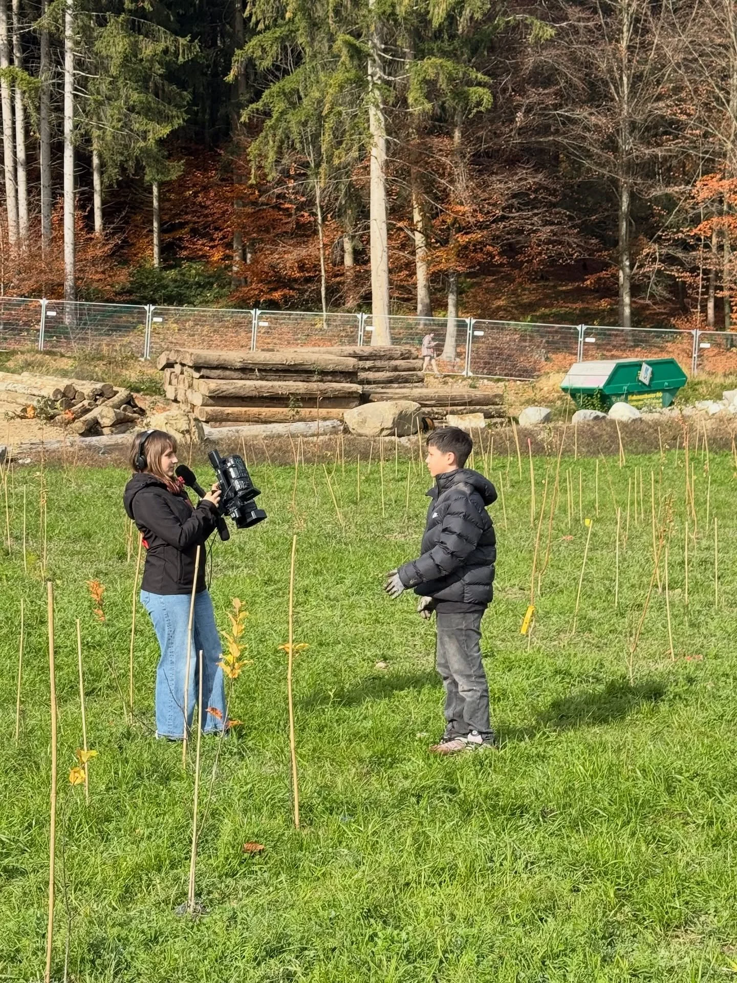 Anpacken ist angesagt💪: Derzeit helfen Bolliger Sch&uuml;ler:innen den Wald beim neuen Reservoir Mannenberg aufzuforsten. 
Das Projekt ist entstanden auf Initiative von Gemeinder&auml;tin Marianne Z&uuml;rcher und es liess sich perfekt kombinieren m
