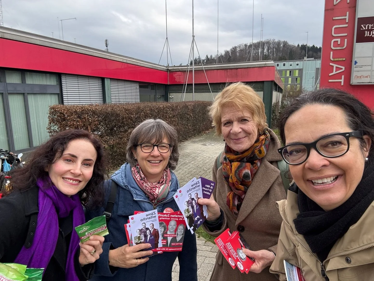 Flyern in Ittigen f&uuml;r die Grossratswahlen Ende M&auml;rz 💚❤️
Gemeinsam unterwegs mit engagierten Menschen der SP: Barbara Gasser, @m.weberhadorn und Ir&egrave;ne H&uuml;gli &ndash; und ich f&uuml;r die @gruene_mittelland_nord . F&uuml;r eine so