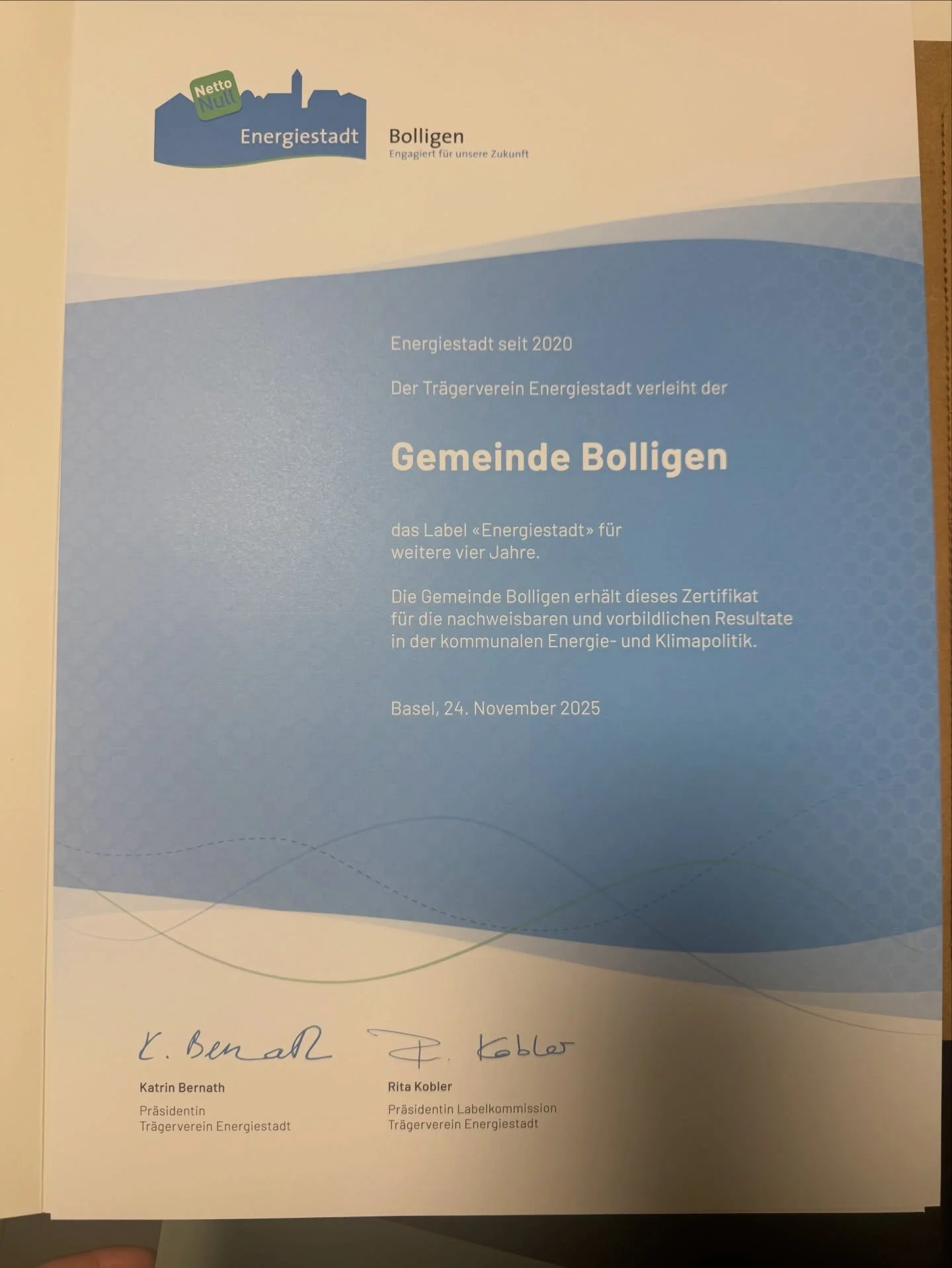 Wir haben es geschafft: Bolligen bleibt Energiestadt☀️🤩 . Wir freuen uns sehr: Unsere Gemeinde wurde soeben erfolgreich als Energiestadt rezertifiziert!

Doch was bedeutet eigentlich Energiestadt?
- Energiest&auml;dte setzen sich aktiv f&uuml;r eine