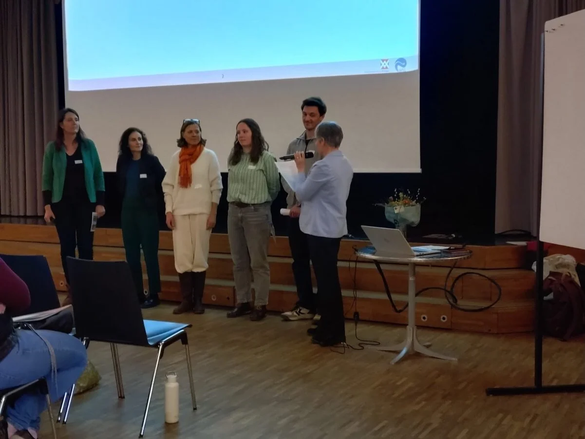 Gemeinsam Bolligen klimafit machen!🌱💡

Gestern durften wir beim Workshop zu Auftakt f&uuml;r die Klimastrategie Bolligen mit 30 engagierten B&uuml;rger:innen zwischen 10 und 70 Jahren in die Zukunft blicken &ndash; dank dem inspirierenden Projekt K