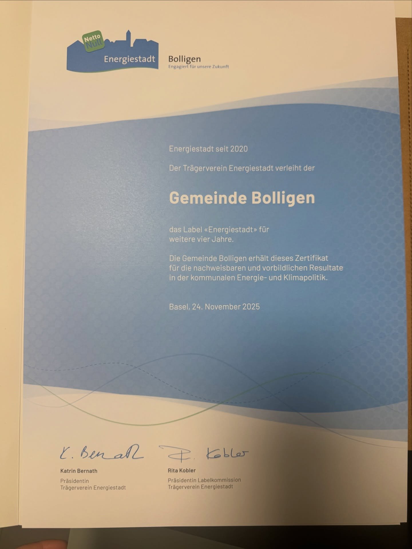 Wir haben es geschafft: Bolligen bleibt Energiestadt☀️🤩 . Wir freuen uns sehr: Unsere Gemeinde wurde soeben erfolgreich als Energiestadt rezertifiziert!

Doch was bedeutet eigentlich Energiestadt?
- Energiest&auml;dte setzen sich aktiv f&uuml;r eine