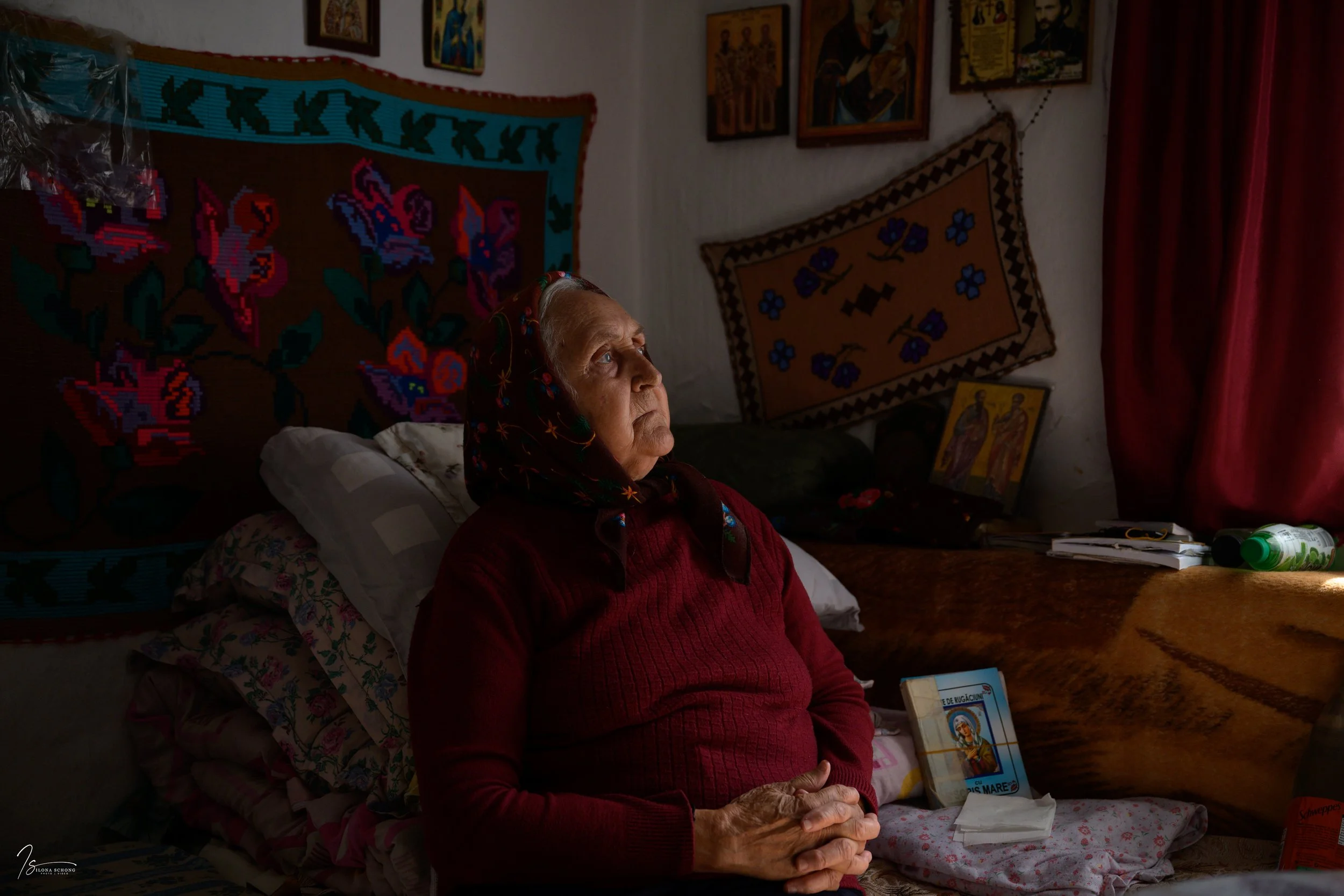 "Oude Vrouw in Overpeinzing" - Roemenië