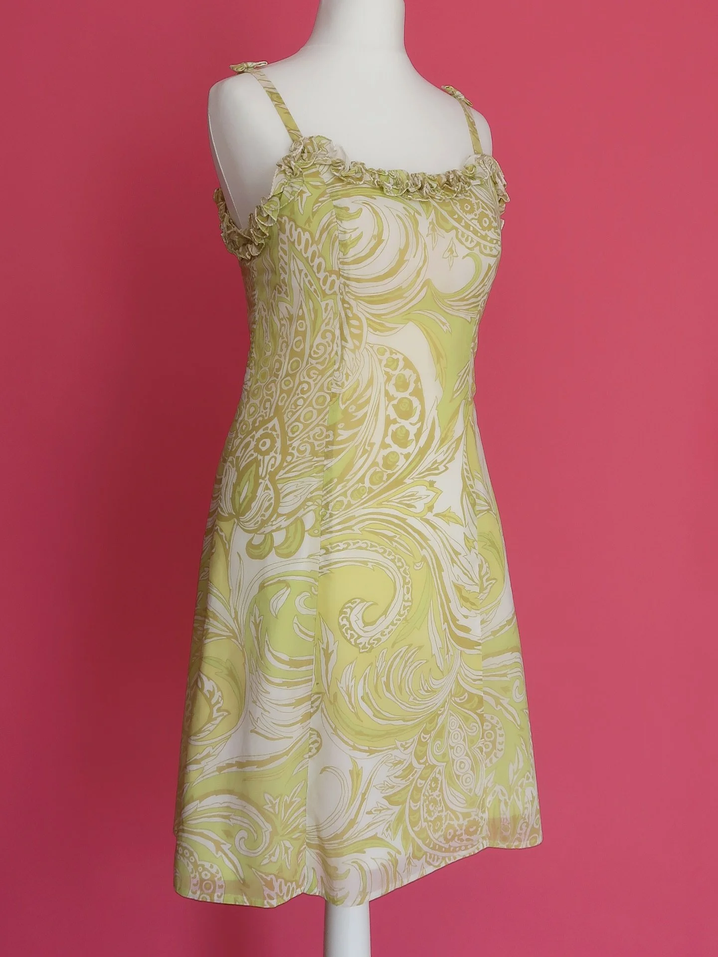 You just can&rsquo;t beat a bit of St.Michael 💛 
Summers not over yet, and this gorgeous early 70&rsquo;s sun dress with built in bra is over on the website now. 

Approximately a size 8
whammykissvintage.com - link in bio ⚡️