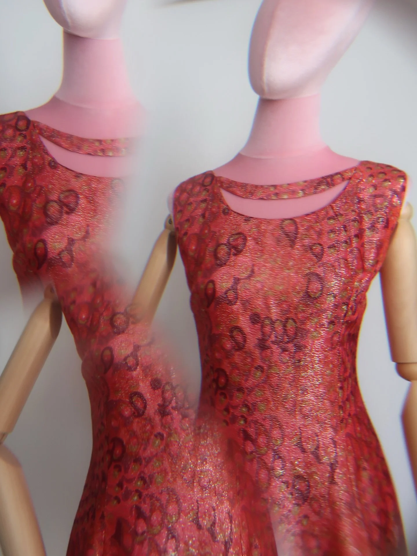 Incredible 1960&rsquo;s paisley lurex shift dress with a whole lotta shimmer going on ✨

Approximately a UK10

Available now!

💘 whammykissvintage.com - link in bio