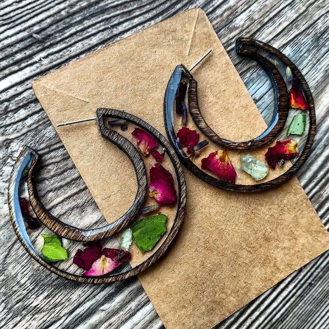 These have been my go-to earrings lately! They are filled with rose petals, lavender, jasmine &amp; hibiscus🌿🥰

Available in my Etsy shop: maceydickersonarts.etsy.com

#vibehigh #etsy #goodvibes #lovespell #hoopearrings #love