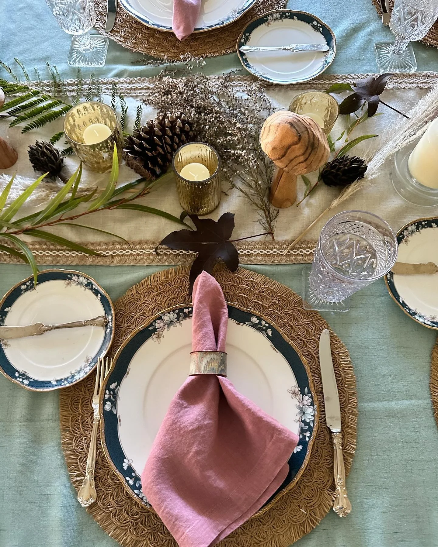 I call this &ldquo;Coastal Woodland&rdquo; with mix &amp; match linens for this year&rsquo;s Thanksgiving tablescape 🍃🍂🍁🍄🌲🍽️🦃
.
.
.
.
.
#thanksgiving #southernliving #tablescape  #coastal #woodland #naturalmaterials #mushrooms