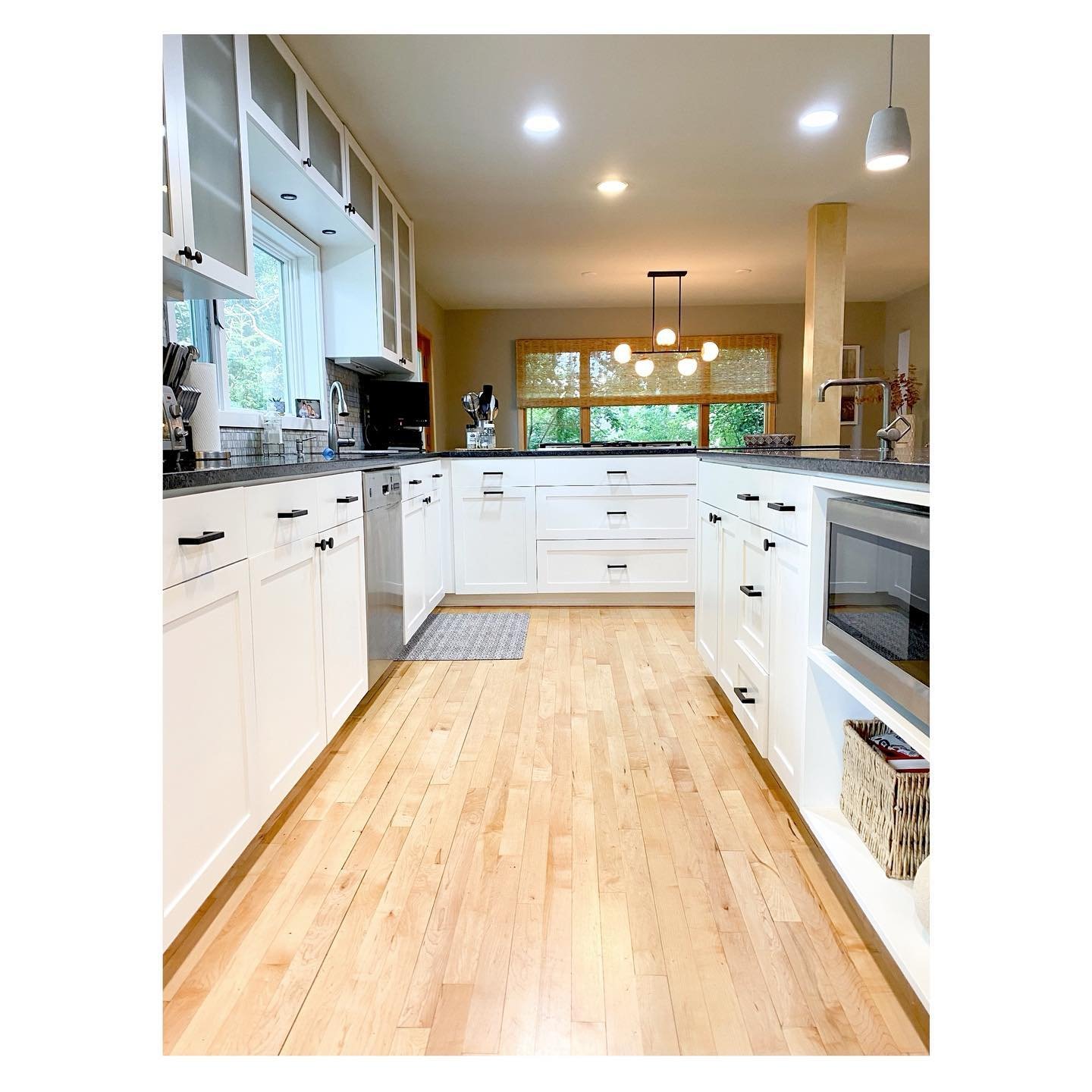 A fun project came to a close last week! After 20 years since their last renovation, this client was looking for a facelift for her kitchen and dining areas. As it stood, the home had a very calming and spa-like appearance and the client was hoping t