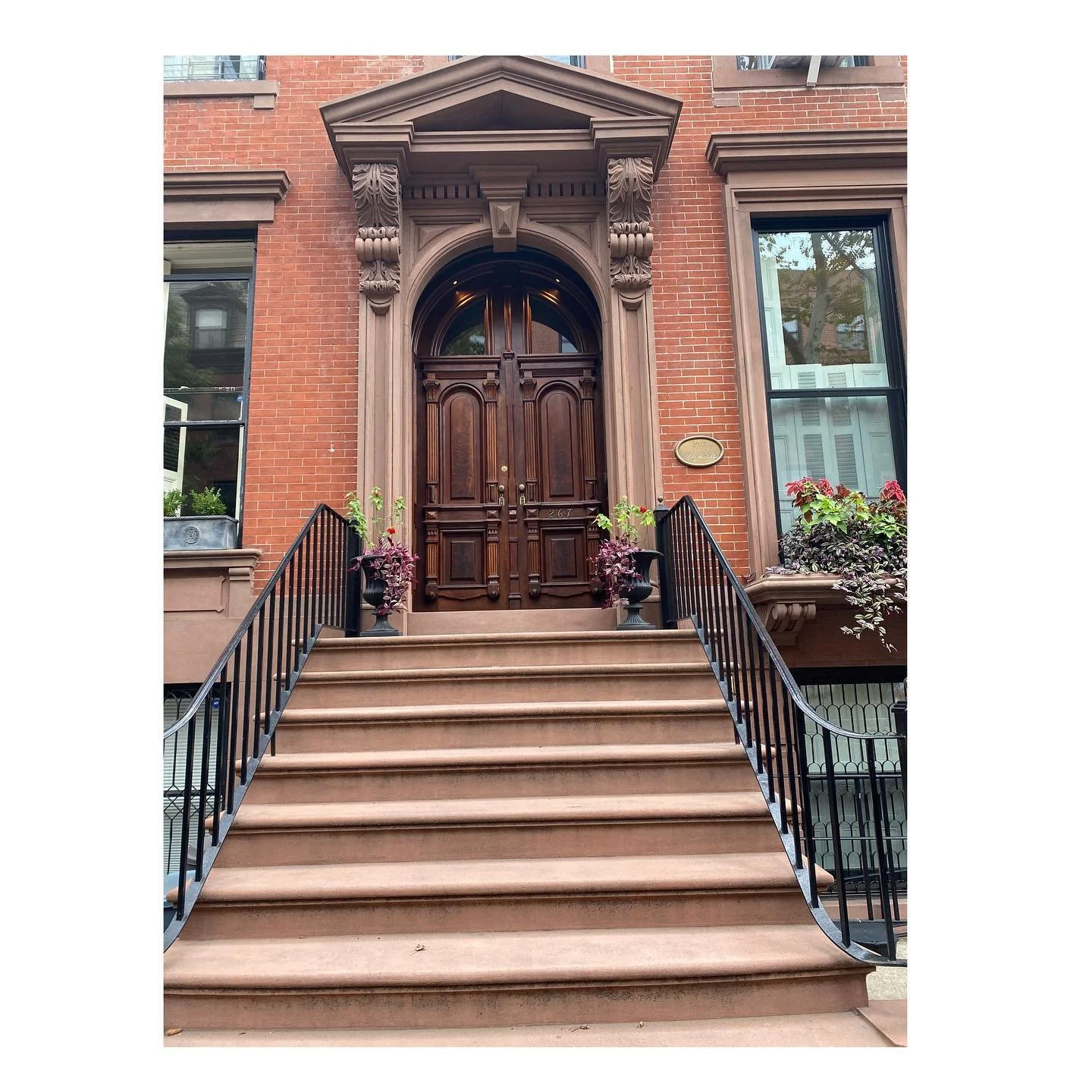 Doorway appreciation post ft. BK 😍
&bull;
&bull;
&bull;
&bull;
&bull;
&bull;
&bull;
#brooklyn #nyc #doorways #architecture #interiordesign #doorsofinstagram #archway #stoop #thecuratory