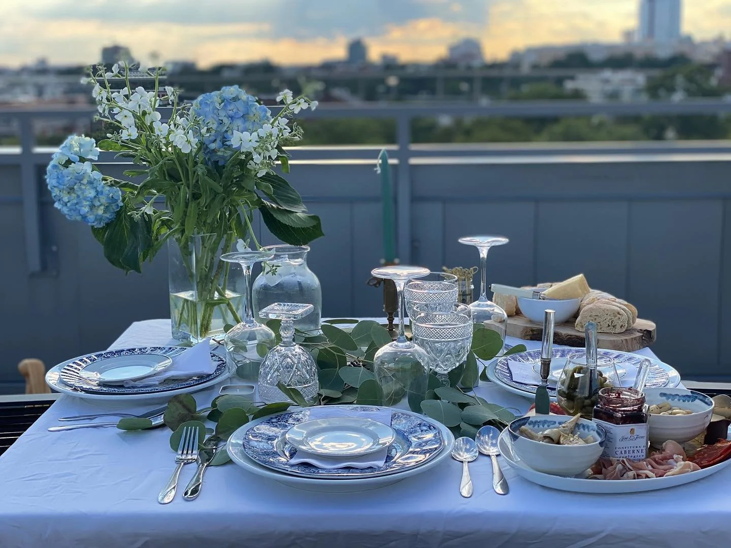 Scenes from a well curated dinner party featuring vintage mix &amp; match @by_spode 🤍💙 #chinoiserie #tablescape #imperialglass