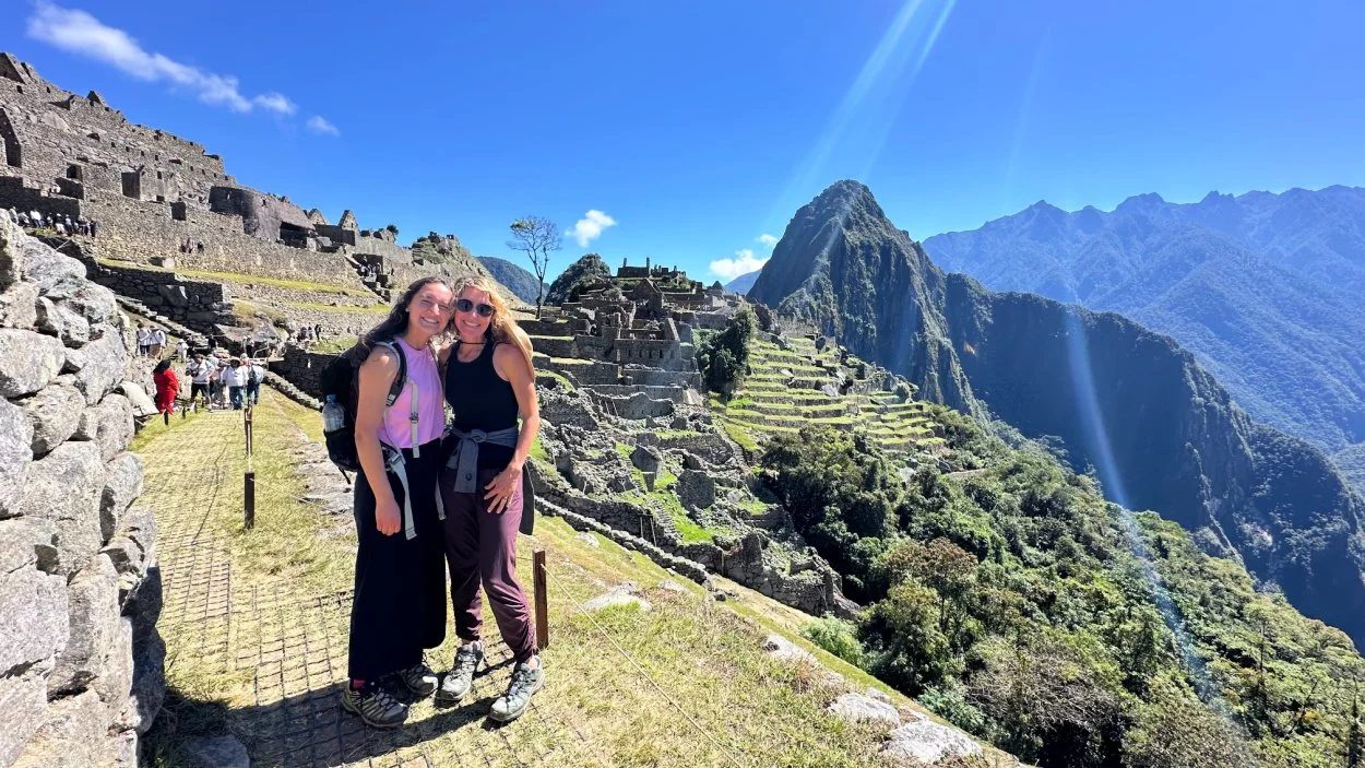 women hiking machu pichu