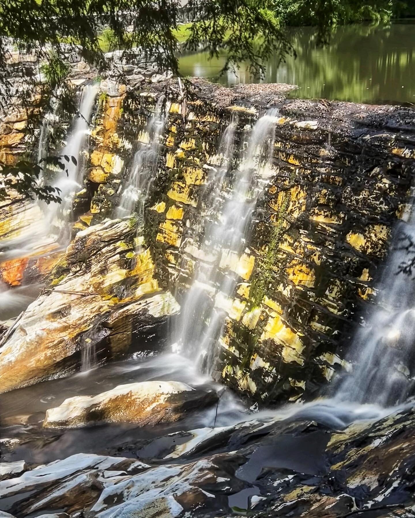 Did you know that Massachusetts is home to the only white marble bridge and dam (pictured) in North America?

✅ Situated in Natural Bridge State Park in North Adams, the dam was built in 1838 from natural white marble on site that is estimated to be 