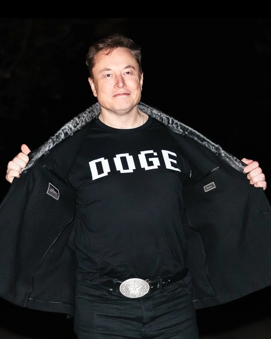 Recent scenes from Washington 📸 
&bull;
&bull;
1. Elon Musk displays his DOGE T-shirt and Tesla-branded belt buckle as he walks into the White House from Marine One on March 9, 2025. 

2. A Marine One pilot focuses as he prepares to land on the Whit