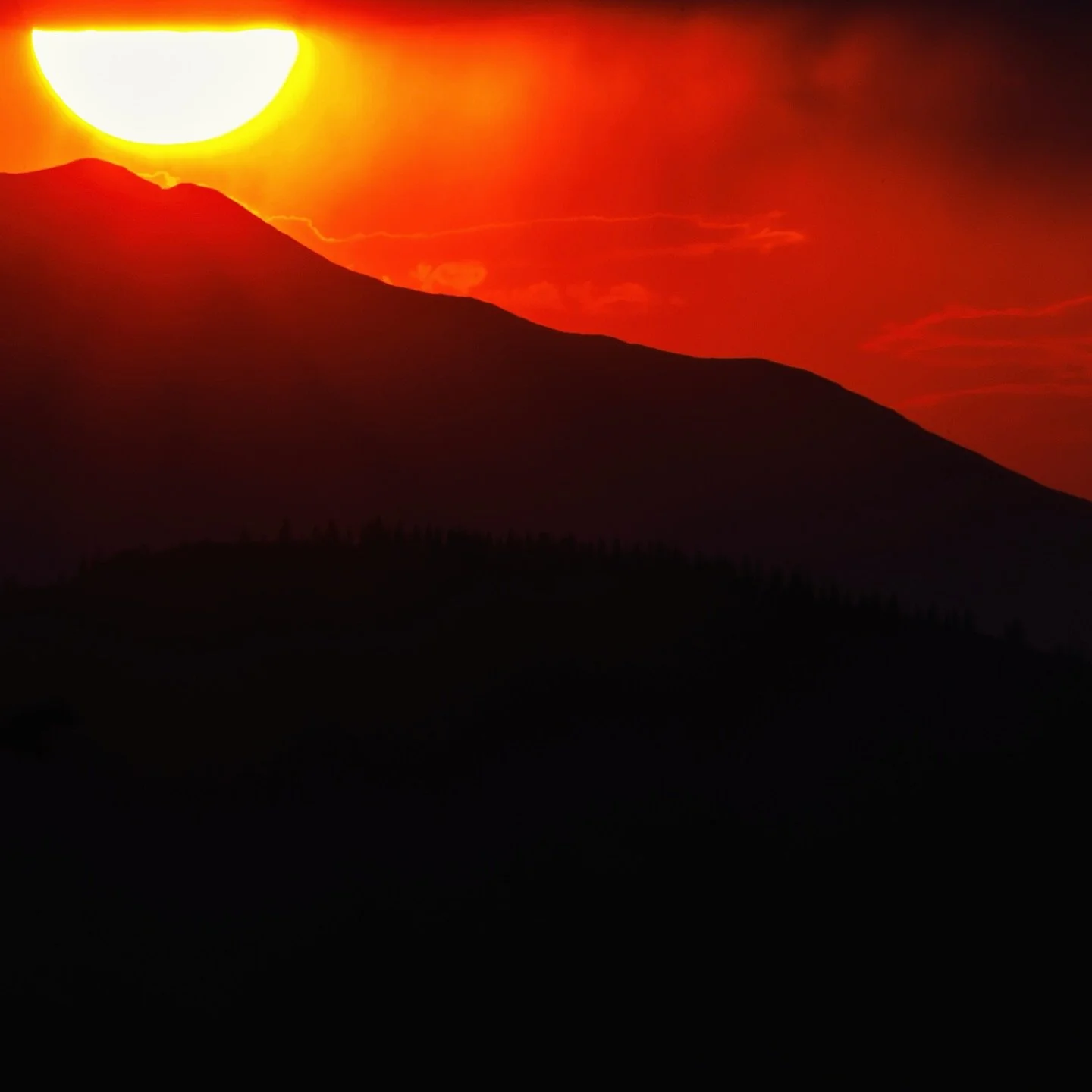 The sun sliding behind the mountain for the evening
&bull;
&bull;
&bull;
&bull;
#colorado #sunset #photography