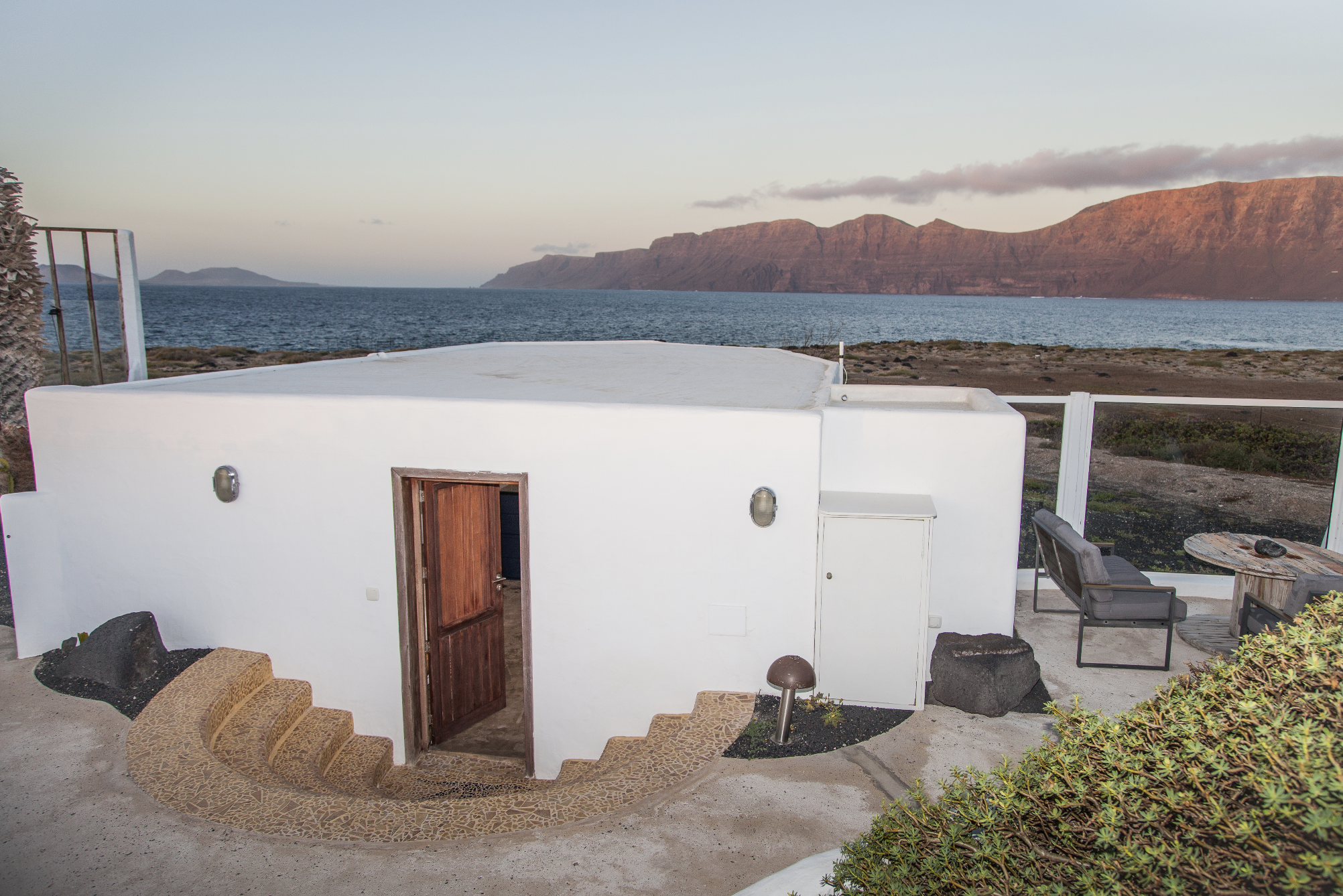 Suite Eau, vue générale extérieure sur l’ocean et le risco de Famara