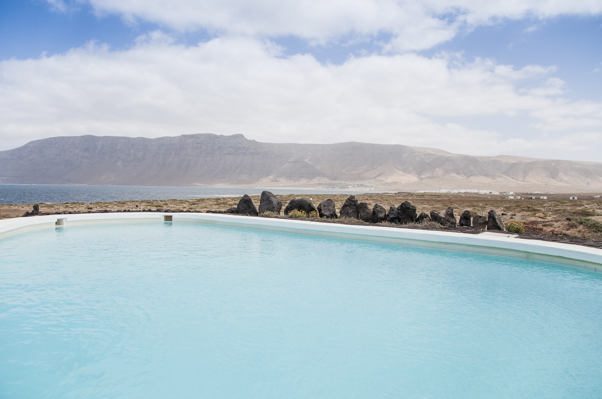 Casa Dominique piscina y risco de Famara