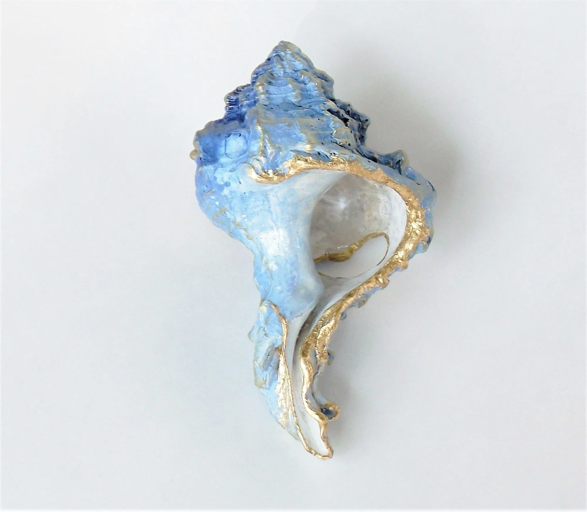 'All Shall Be Well' -SOLD- A one-of-a-kind art shell inspired by Kintsugi. It is my
artistic goal to work with worn and weathered shells, highlight their natural beauty and transform them into
unique art pieces that showcase the message that value is