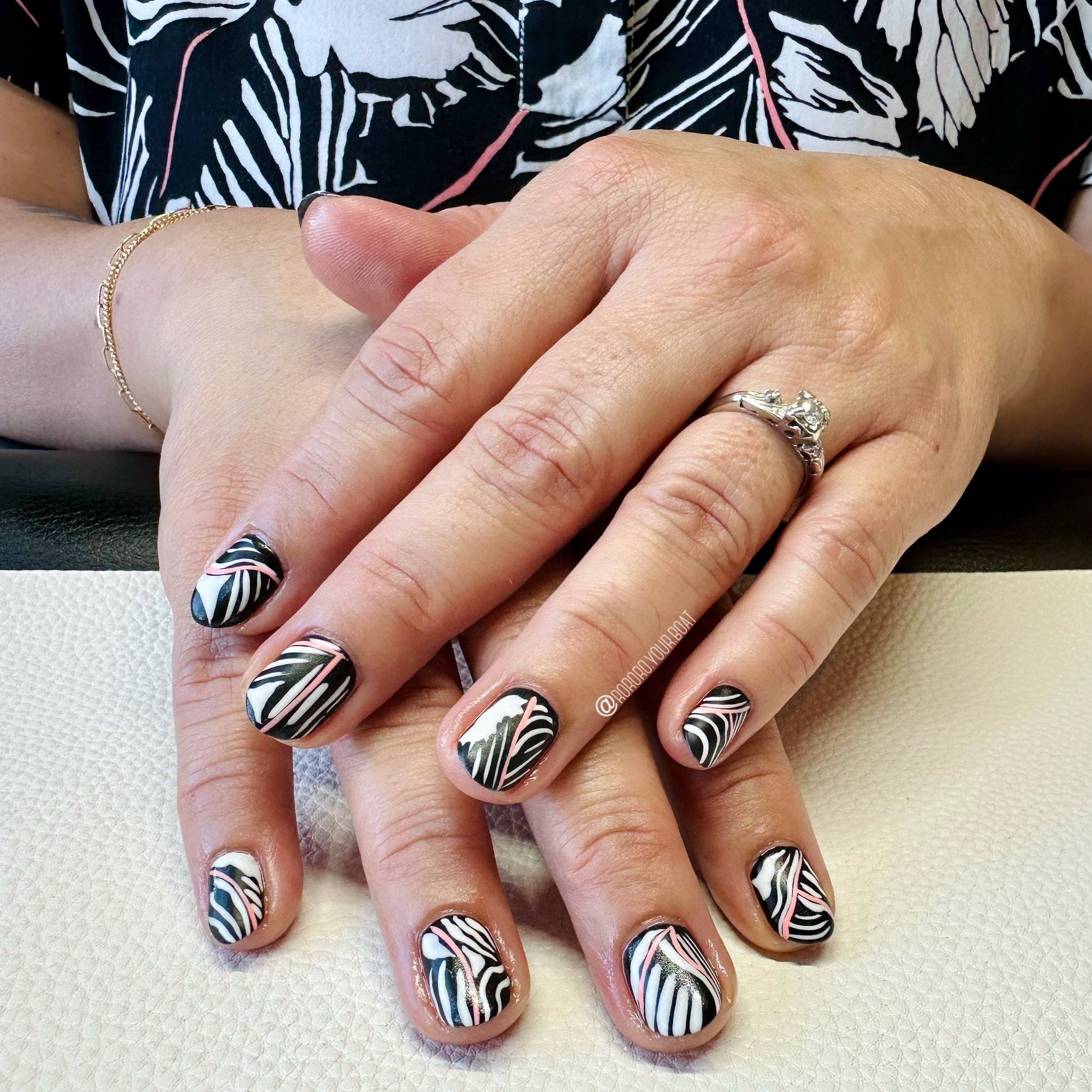 @embroideredpanda came in with the cutest top and that was the inspo for these! 

#nailedbyrozel #ronailart30 #mattenails #abstractnails #blacknails