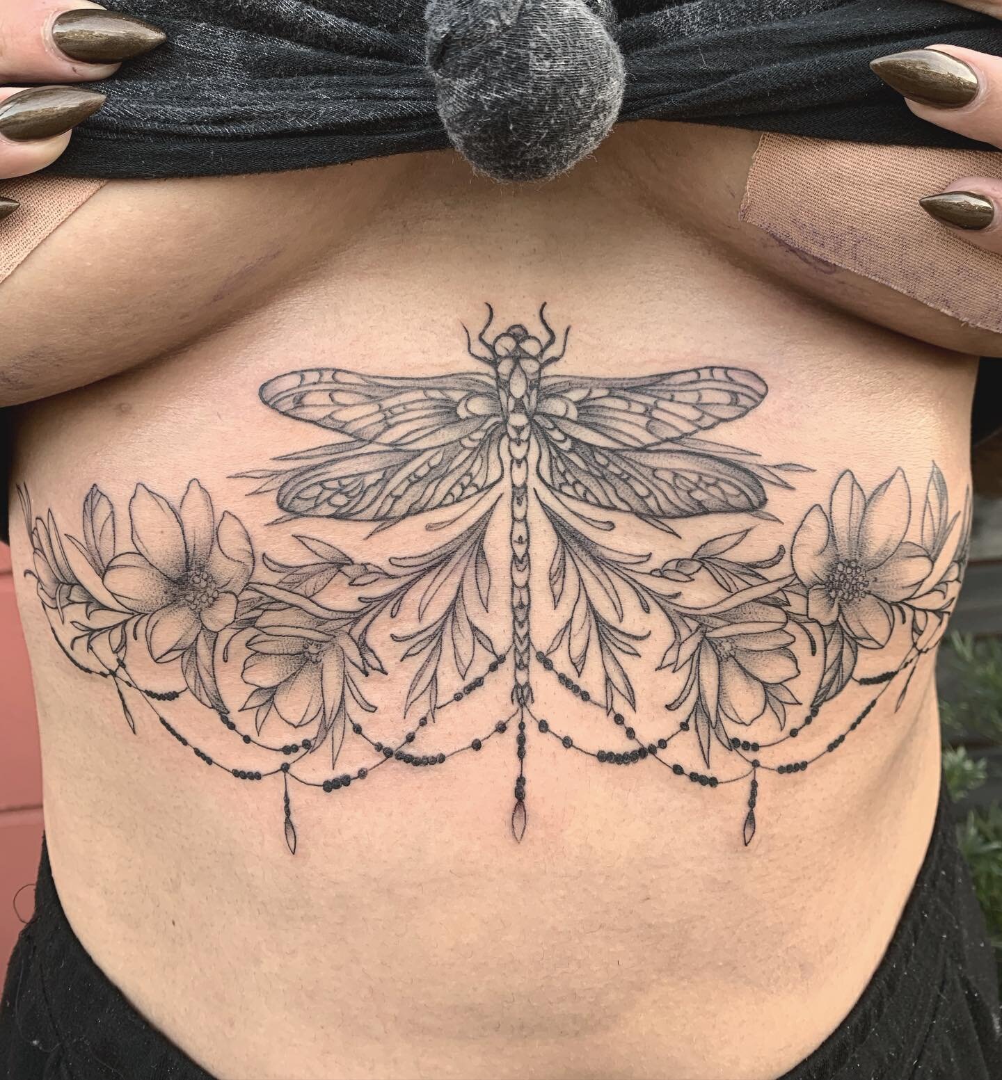 Dainty black work sternum done by @x_sambam_x 

#sternumtattoo #underboobtattoo #dragonflytattoo #underbusttattoo #daintytattoos #finelinetattoo #floraltattoo #flowertattoo #flowers #nature #girlytattoos