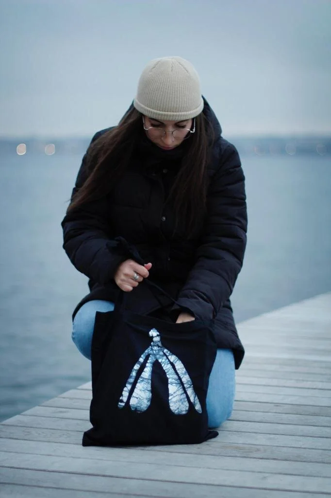 the frisky clitbag by the lake in la romandie, CH / picture by eva