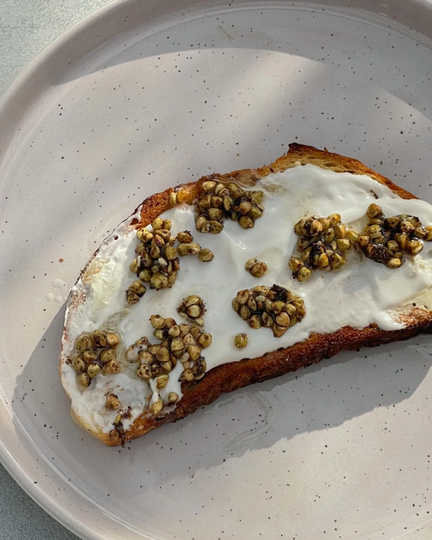 Swipe for that toast inspo ➡️🥵🍞 
the deets: 
1. Greek yogurt and za&rsquo;atar buckwheat toast inspired by @canyoncoffee 
2. Vegan strawberry cream cheese toast (@kitehillfoods) and jam
3. Persimmon w/ @revivalfoodco Rosemary Almond Butter
4. PB &a