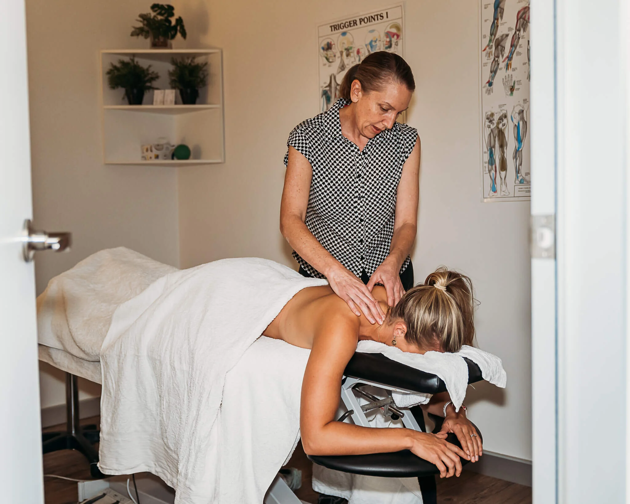 Naomi Greenshields is a remedial masseur  and with over 20 years experience  has developed her own style that incorporates a wide range of techniques including myo-fascial release, remedial massage, swedish massage, trigger point therapy, lymphatic drainage and reflexology.