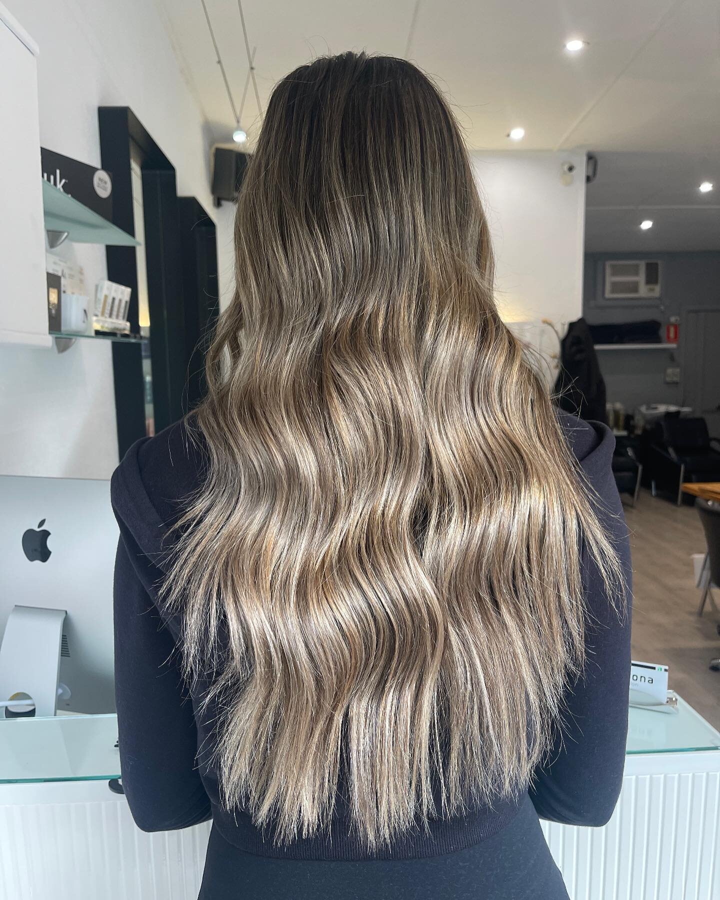 Amazing winter balayage created by our main colorists 🎨 Darcy. #wella #wellahair #wellacolour #softwaves #winterready #stunningresults #blondeends