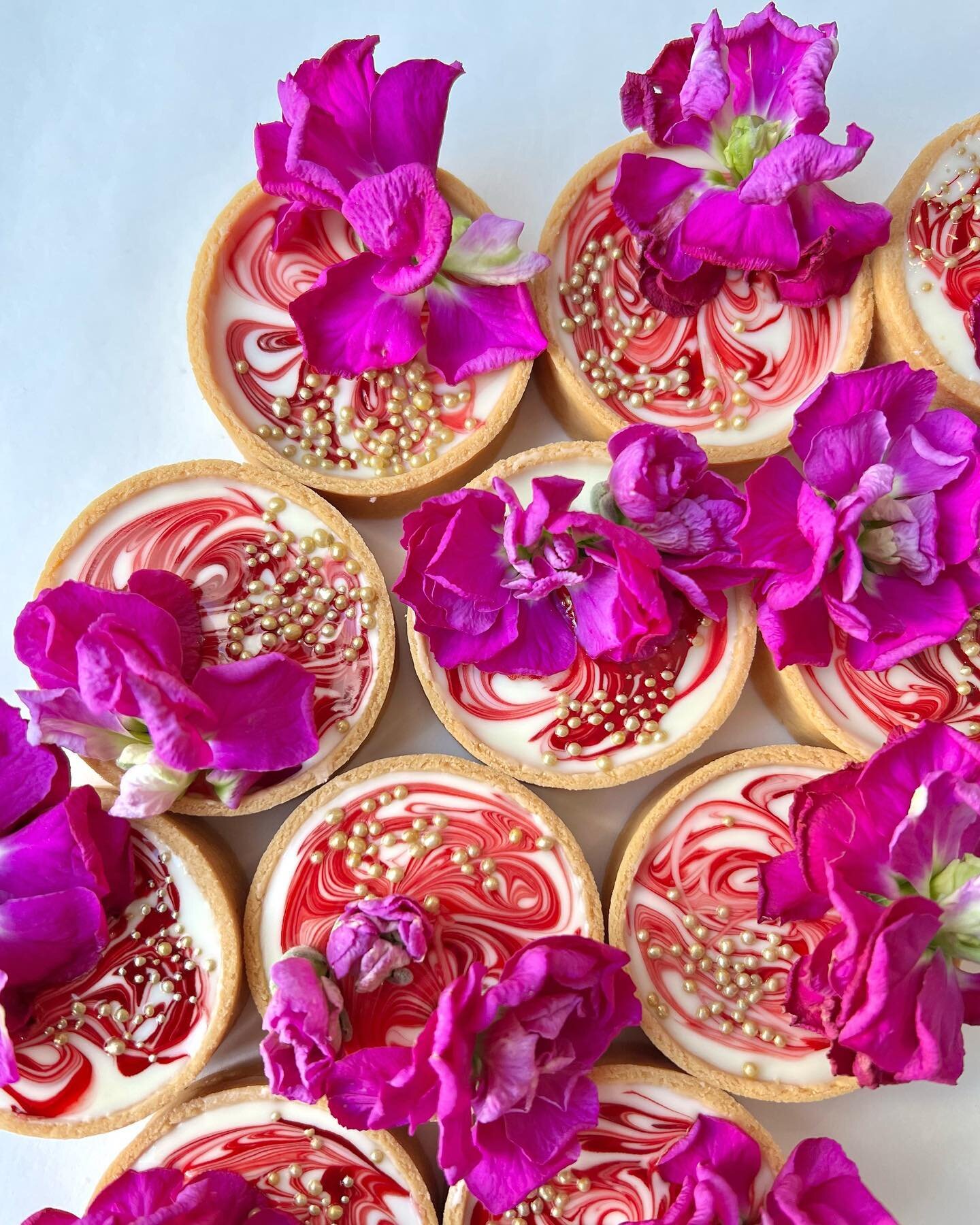 SHE&rsquo;S A TROPICAL TART 😄💖🌺🍒🥭 
Mango infused white chocolate ganache filling with a sour cherry-raspberry swirl. Topped with golden edible beads and  magenta florals, all encased in crisp golden short crust pastry. THE PERFECT BITE! 🍒🌺🥭