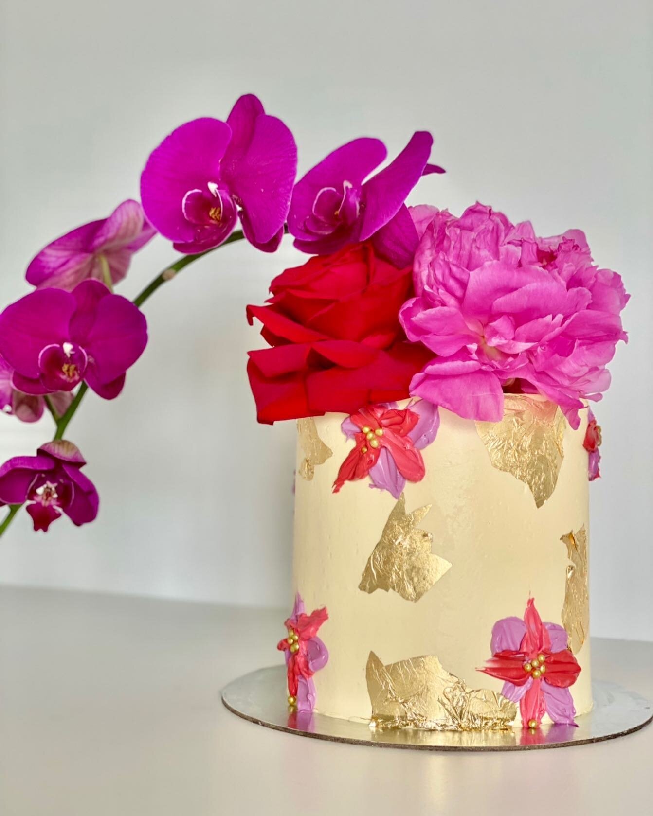 PINK, PINK, HOORAY! 💖🌺🌹🌸💕
Luscious cascading pink and red blooms, perched on top of the most delicious layer cake. Finished with edible 24 carat gold leaf. 🌸🌹&hearts;️🌺💕💖

#violetandsalt #violetandsaltcakeart