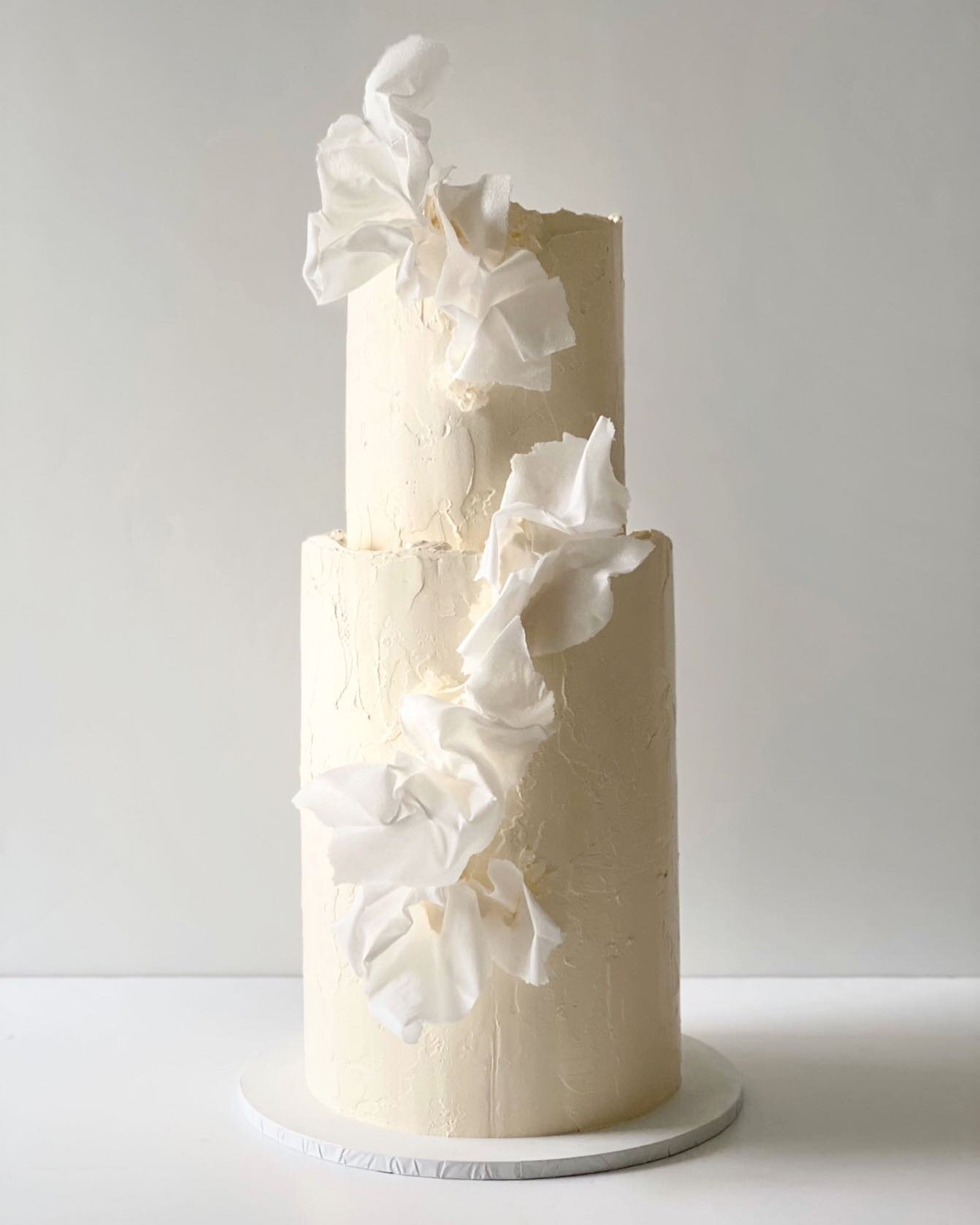 ETHEREAL BEAUTY 🤍✨💫 
A minimalistic approach to a traditional wedding cake. Beautiful restraint in colour but not in texture, it&rsquo;s contemporary lines and aesthetic. Happy Wedding Day to our @violetandsalt lovers! 💫✨🤍
_
#violetandsalt #viole