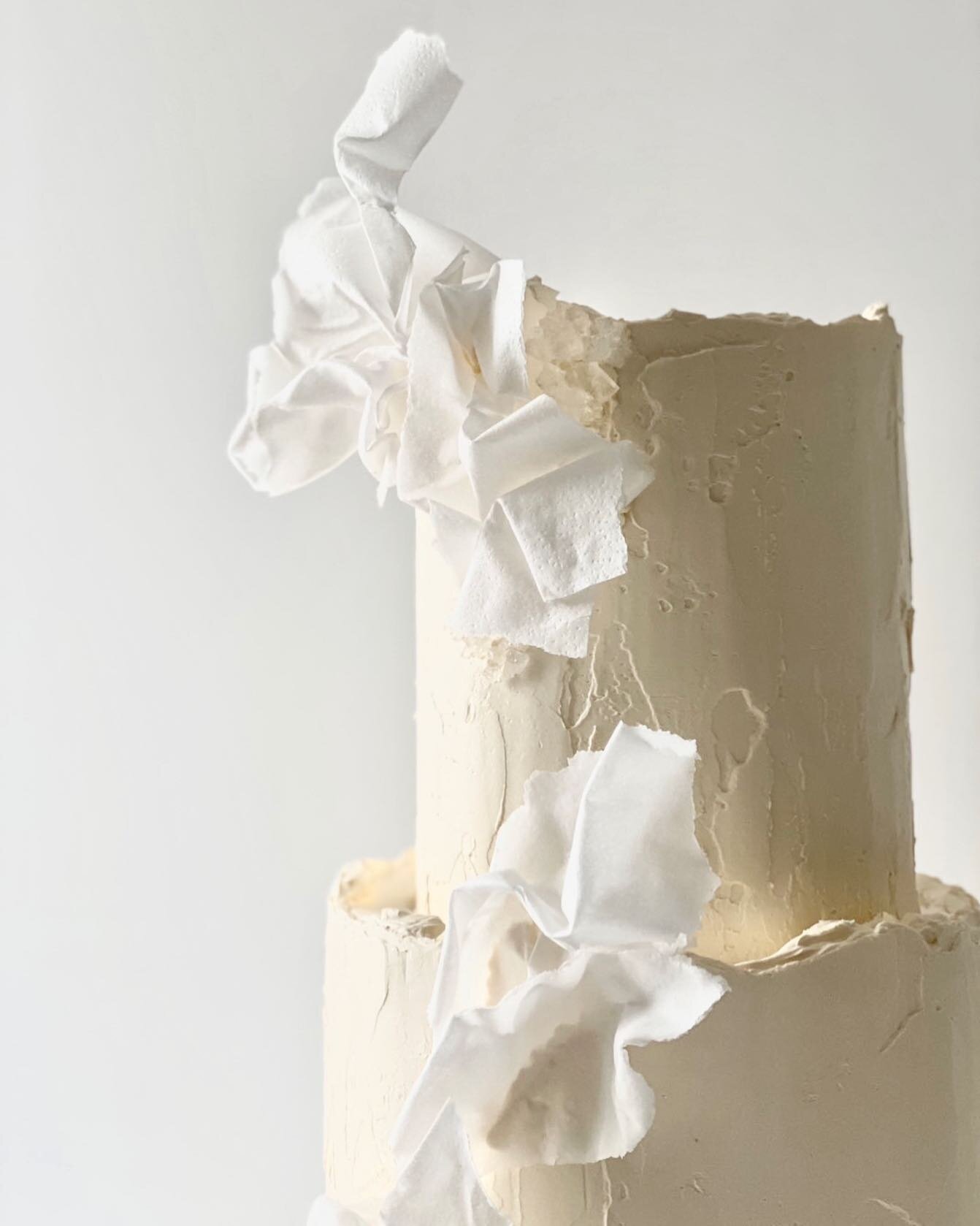 BEAUTY IN SIMPLICITY. 🤍✨🤍✨ The feature of this wedding cake was organically connected and emphasised restraint in materiality. Highlighting its textured foundation and contemporary aesthetic. She&rsquo;s natural in her imperfections and an eye-catc