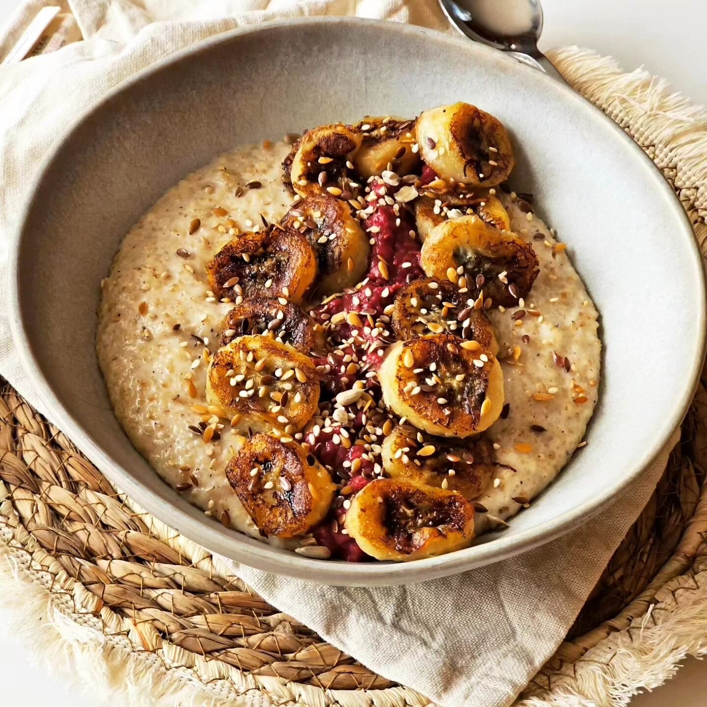 🍌 PORRIDGE CARAM&Eacute;LIS&Eacute;🍌
Mon vrai coup de coeur ! Je mange tr&egrave;s peu le matin mais j'ai d&eacute;finitivement adopt&eacute; le porridge : il est sain, facile, rapide &agrave; faire et les associations de saveurs sont infinies 👌

