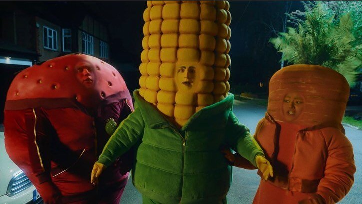 🚨NEW WORK ALERT 🚨 
I shall never look at a corn on the cob the same way again! 😂🌽
Great fun designing the costumes for this @uktvcreative &amp; @lfhw_uk campaign. 
I hunted high and low for the lime green elephant corduroy that the corns puffa is