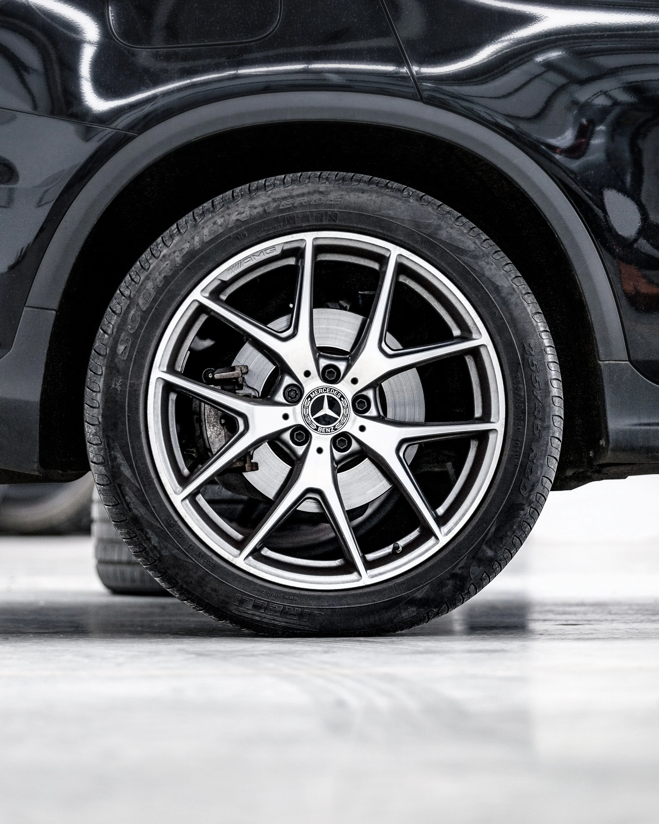 Refurbished Mercedes alloy wheel on a black SUV, showing a clean diamond-cut finish after specialist alloy wheel refurbishment.