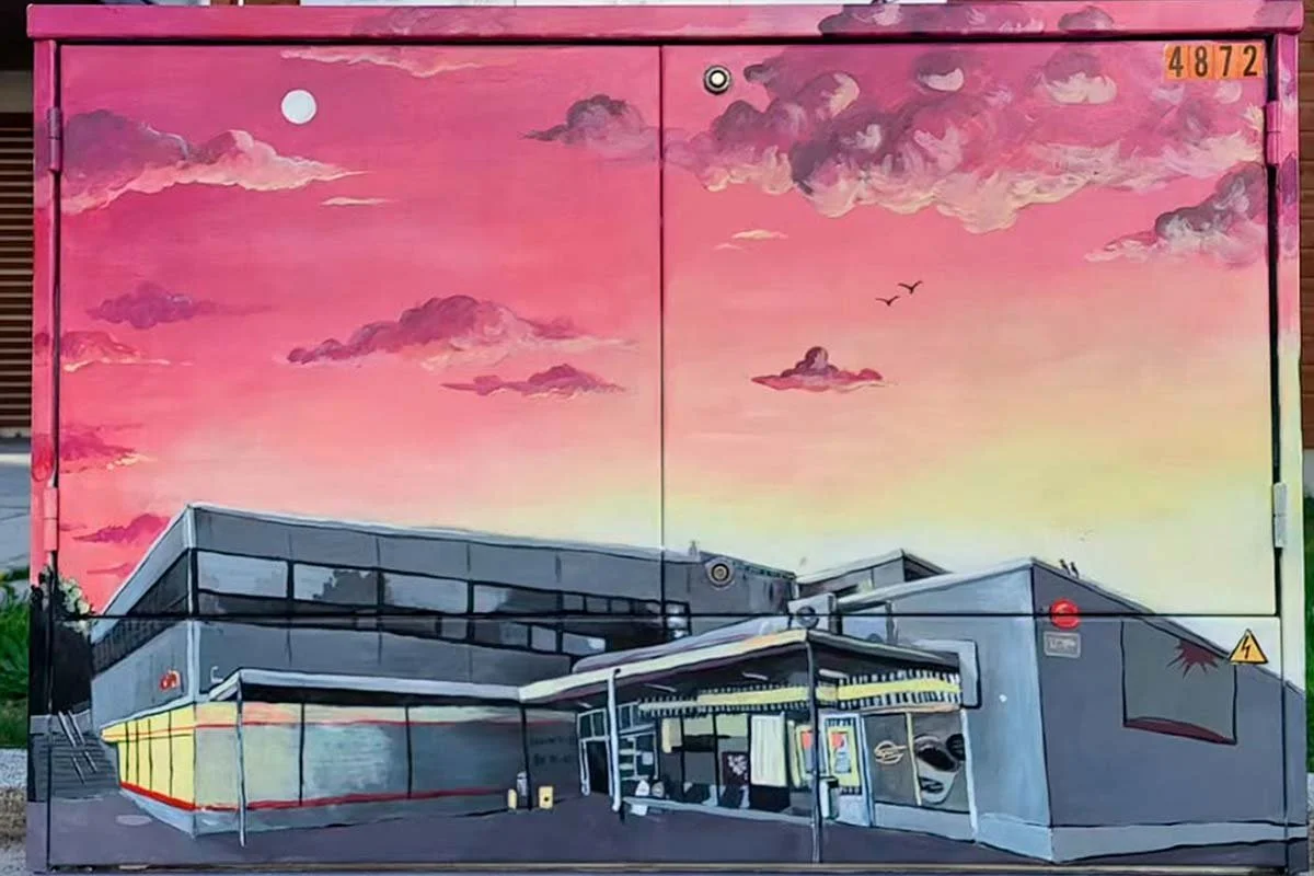 Martsarin ostari sähkökaappi-taidemaalaus. Vanha ossu taideteoksena.