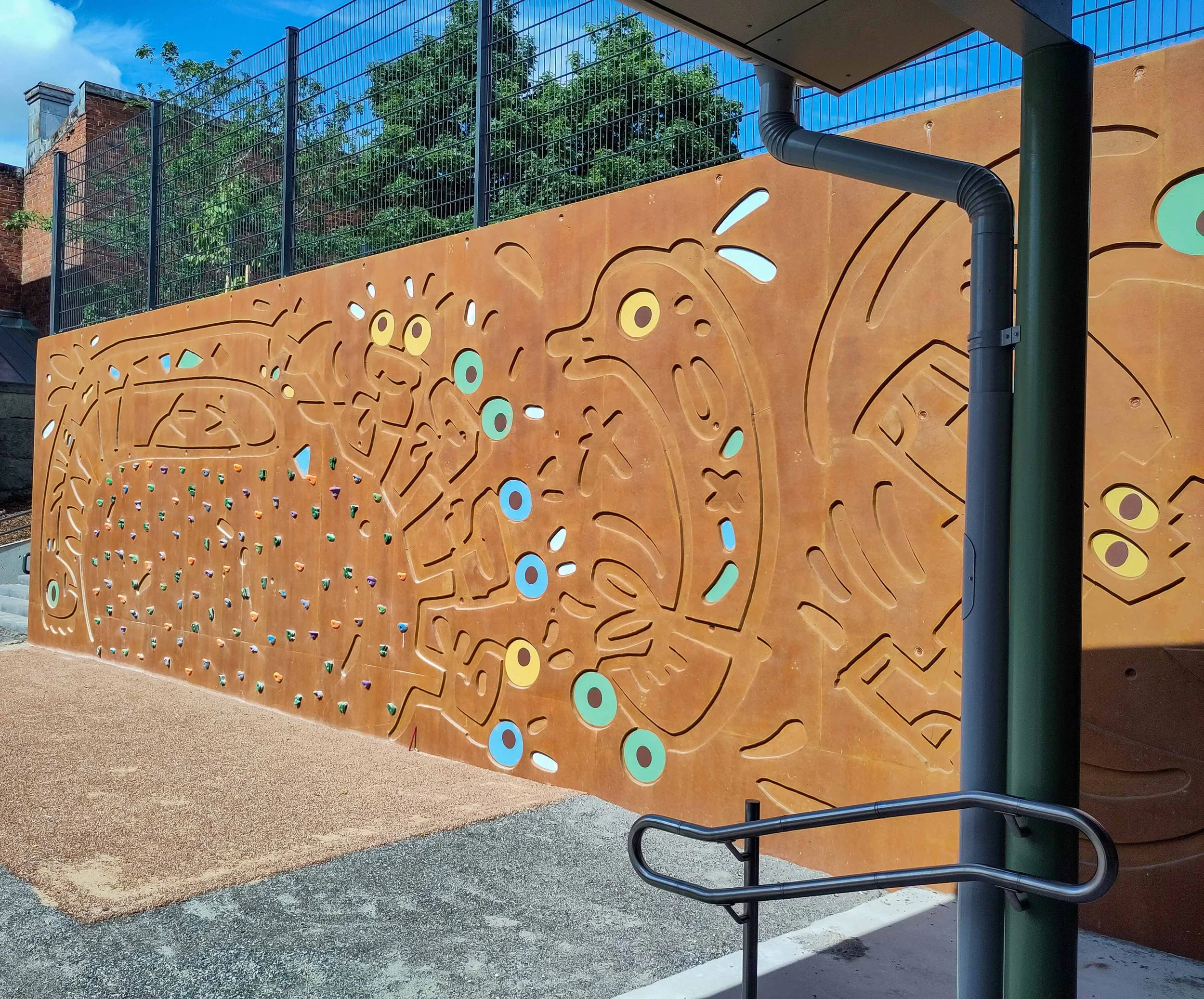 Leikkipihan kiipeilymuuriin voi toteuttaa taidetta, tässä Maikki Rantalan taidonnäyte SAV Taidekollektiivista.