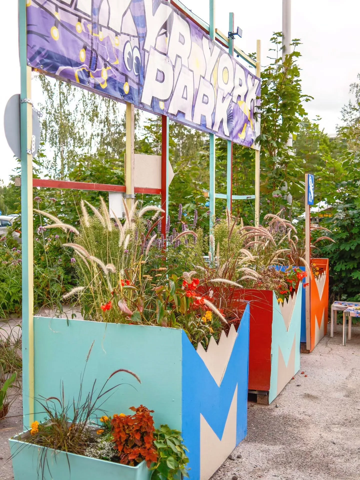 Myyr York Park ❤️ @vantaankesalavat 2025 tuli ja meni!
Perinteiseen tapaan SAV muutti Myyrm&auml;en harmaan parkkipaikan v&auml;rikk&auml;&auml;ksi urbaaniksi puistoksi, jossa Vantaan El&auml;v&auml;n musiikin yhdistys Velmu ry @velmunet ja Williams 