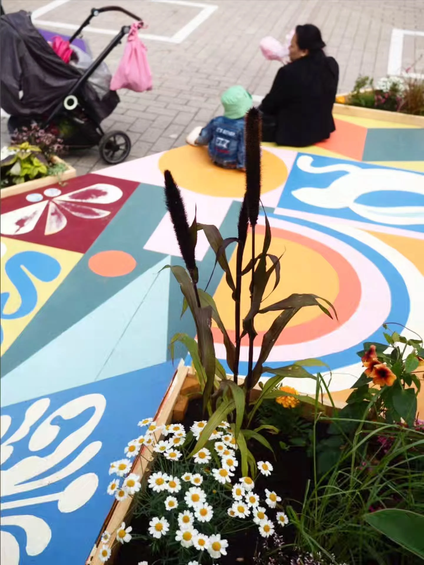 Sitratorin kes&auml;keidas 2025
Yhteisty&ouml;ss&auml; Helsingin kaupungin  @kaupunkiymparisto
placemaking -hankkeen kanssa @femmaplanning ja SAV Taidekollektiivi tuottivat Kannelm&auml;en Sitratorille vehre&auml;n ja luovan kaupunkikeitaan.
Kokonais