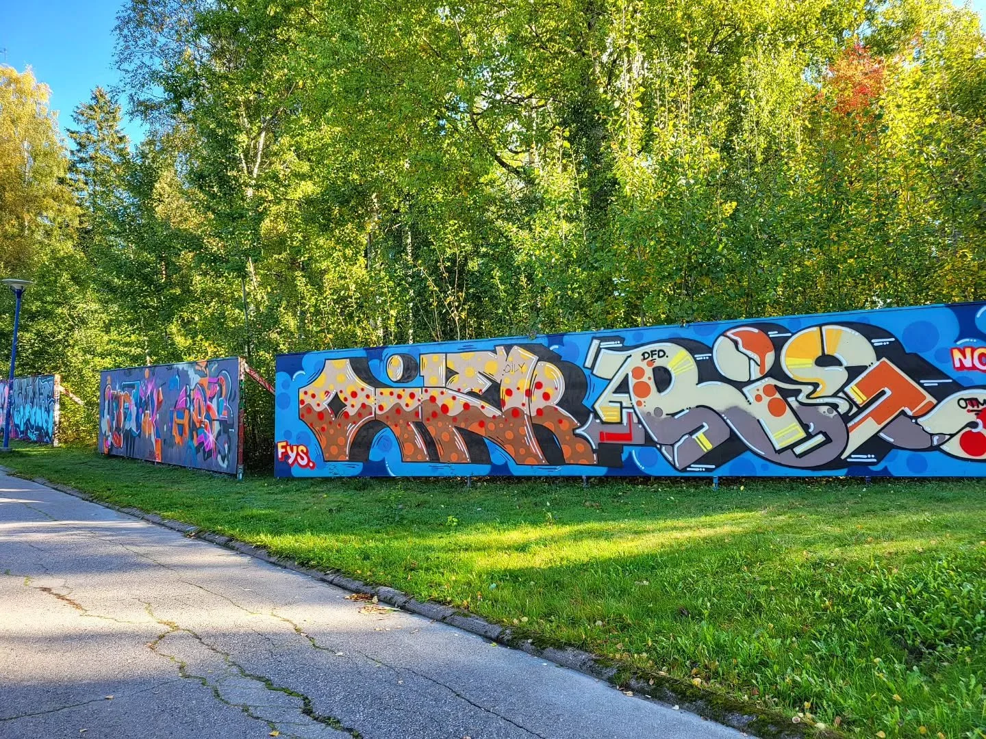 🍂🍁 Maalauskausi alkaa ollaa loppusuoralla, mutta Koivukyl&auml;n graffitiaita on toki auki l&auml;pi vuoden! T&auml;m&auml; @vantaankaupunki yll&auml;pit&auml;m&auml;, noin 35 metri&auml; pitk&auml; vaneriaita l&ouml;ytyy k&auml;tev&auml;sti vastap