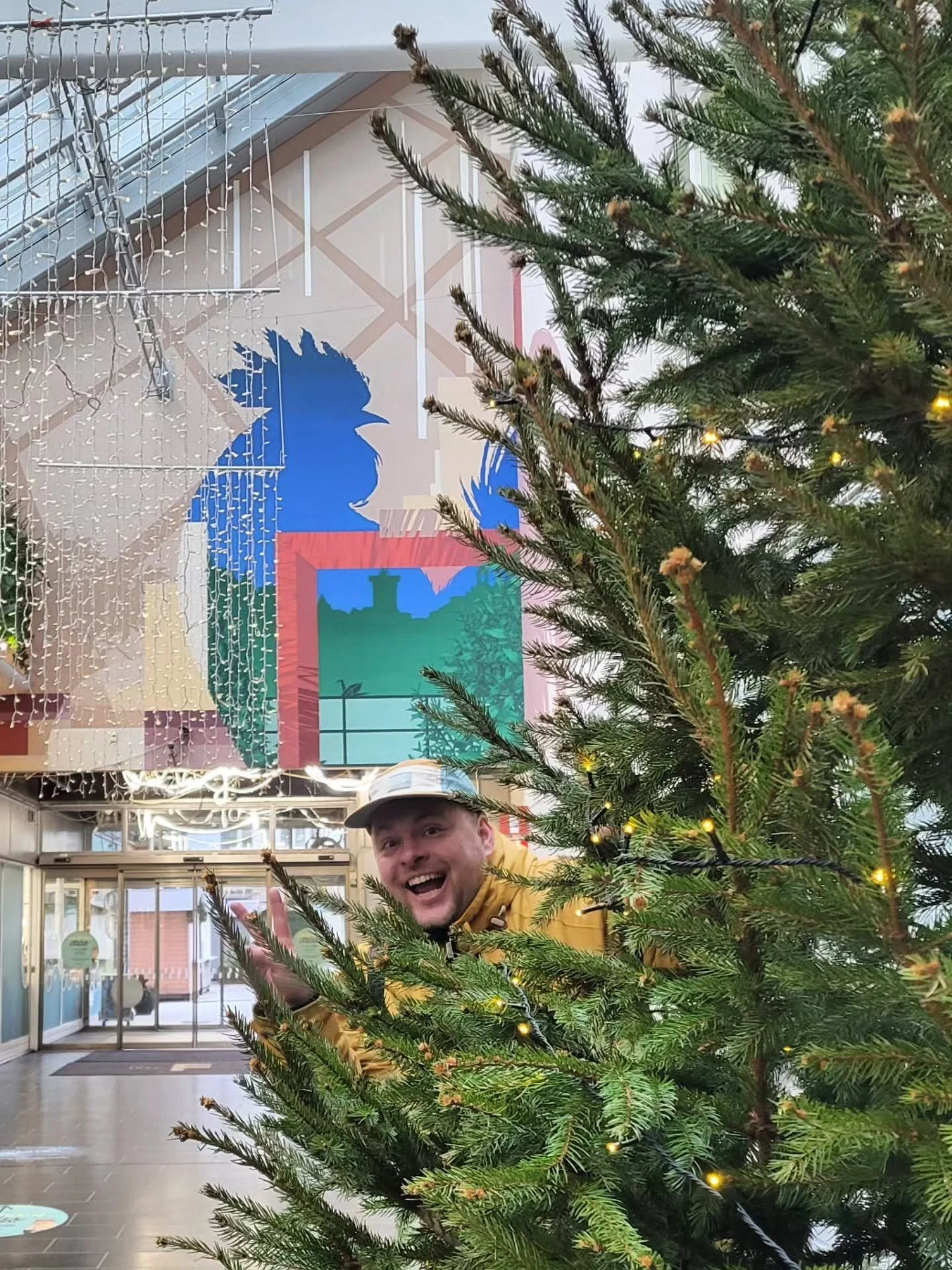 Hyv&auml;&auml; joulun aikaa toivottelee SAV:n porukka ja kiitos kaikille kuluneesta vuodesta! 

"Ikkuna keitaalta" on SAV Taidekollektiivin Jesse Pasasen @jessepasanen_official uusi sein&auml;maalaus Helsingiss&auml; Yrj&ouml;nk&auml;yt&au