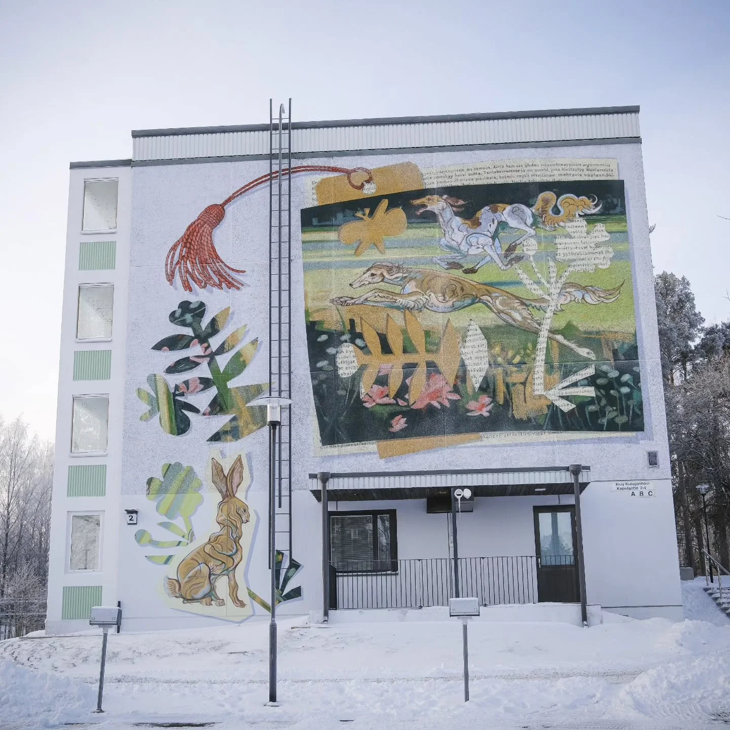 Hyv&auml;n historiaa Paavolassa (2025)
Maikki Rantala @maikkirantala 

Muraali yhdist&auml;&auml; korttelin historian ja nykyp&auml;iv&auml;n: Pihalla sijaitsi aikoinaan Paavolan vanhainkodin tilanhoitajan keltainen puutalo, jossa toimi my&ouml;hemmi