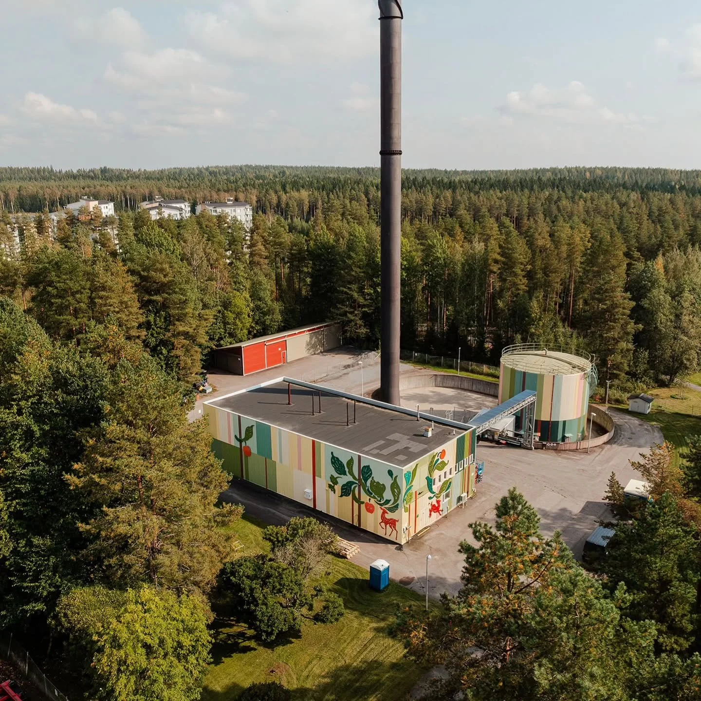 Viimeisen parin vuoden ajan meill&auml; on ollut ilo suunnitella Hyvink&auml;&auml;n L&auml;mp&ouml;voima Oy:n Suokadun l&auml;mp&ouml;keskuksen ja &ouml;ljys&auml;ili&ouml;n seinille teoskokonaisuus &ndash; ja nyt se on valmis!

Luonnonkauniissa m&a