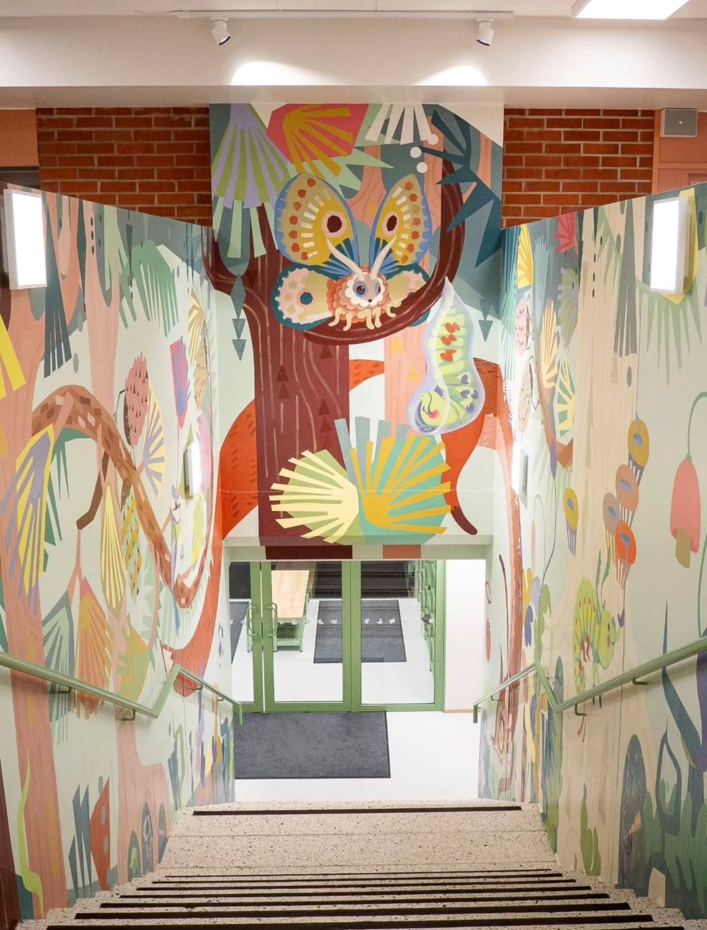 Eilen jaettiin kettukarkit kaikille Kyt&ouml;puiston koulun oppilaille peruskorjatun koulurakennuksen avajaisissa kiitokseksi yhteisest&auml; kolmivuotisesta taipaleesta! 🦊

T&auml;ss&auml; valmiit, SAV Taidekollektiivin taiteilija @maikkirantala to