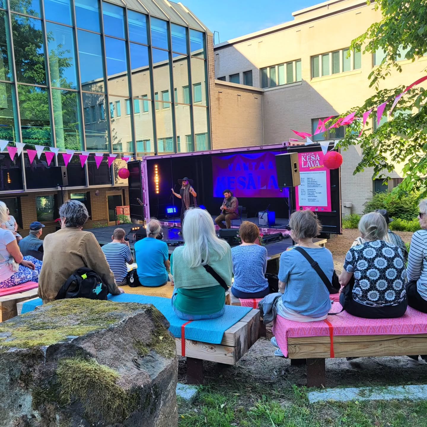 ☀️Vantaan Kes&auml;lava laajeni t&auml;n&auml; kes&auml;n&auml; Kulttuuritalo Martinuksen tapahtumapuistoon ja avajaiset on nyt!☀️ Keikkoja sek&auml; muuta ohjelmaa on nautittavaksi 4.&ndash;17.6. v&auml;lisen&auml; aikana. SAV oli somistamassa puist