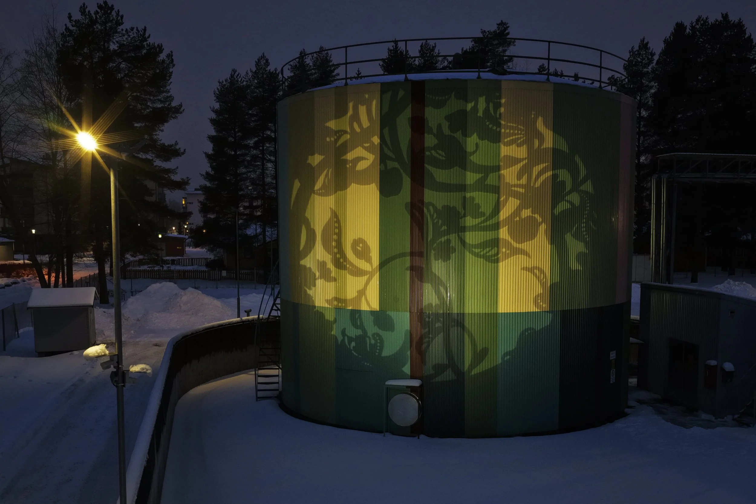 Valotaidetta iltaisin.