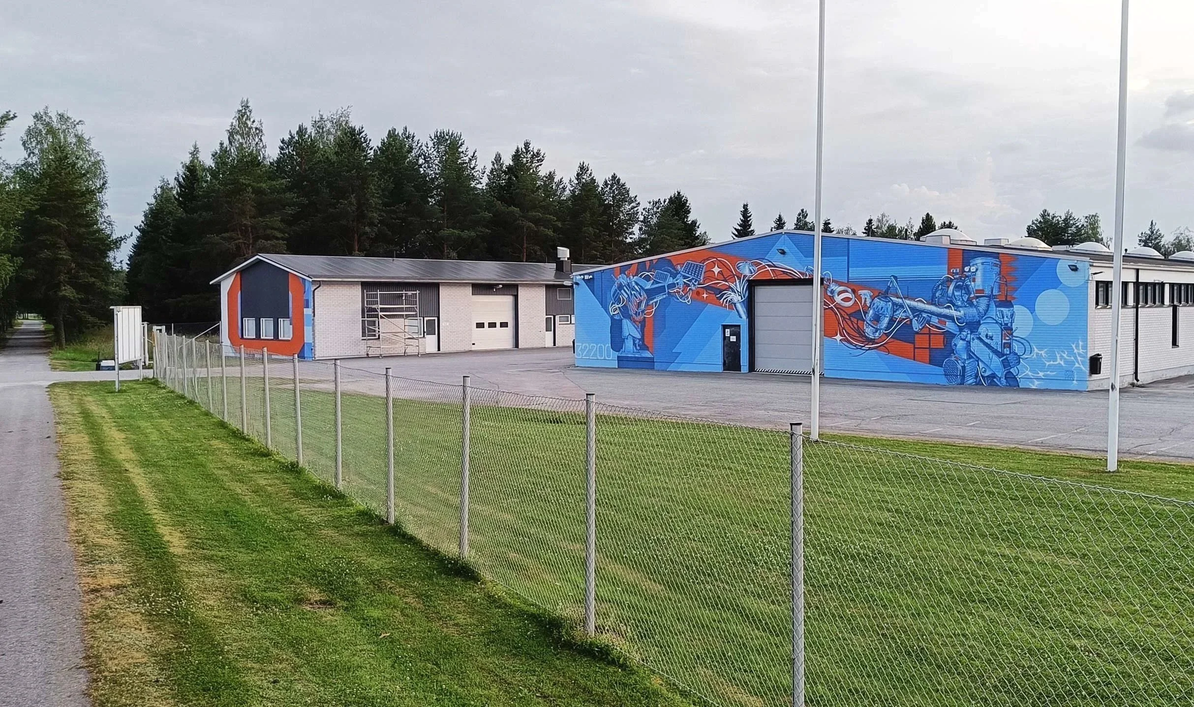 Ammattikoulu Novidan muraalin on maalannut Jesse Pasanen Myllykyläntien hallien julkisivuihin.