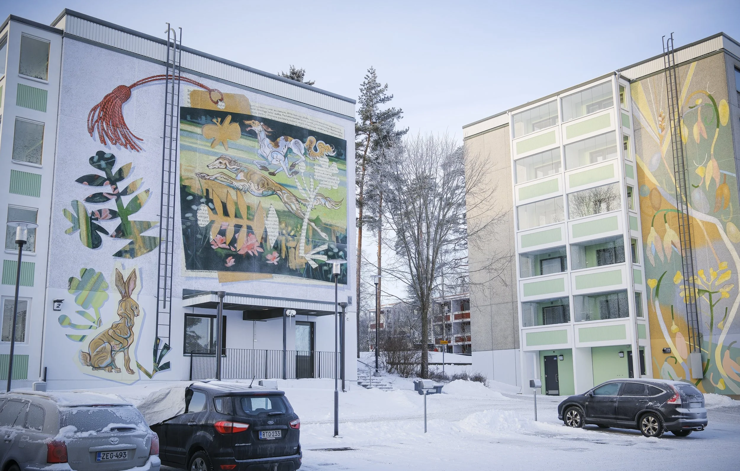 Hyvinkäällä kaksi muraalia vierekkäin: Maikki Rantalan kerrostalon päädyn maalaus sekä Essi Niemisen.