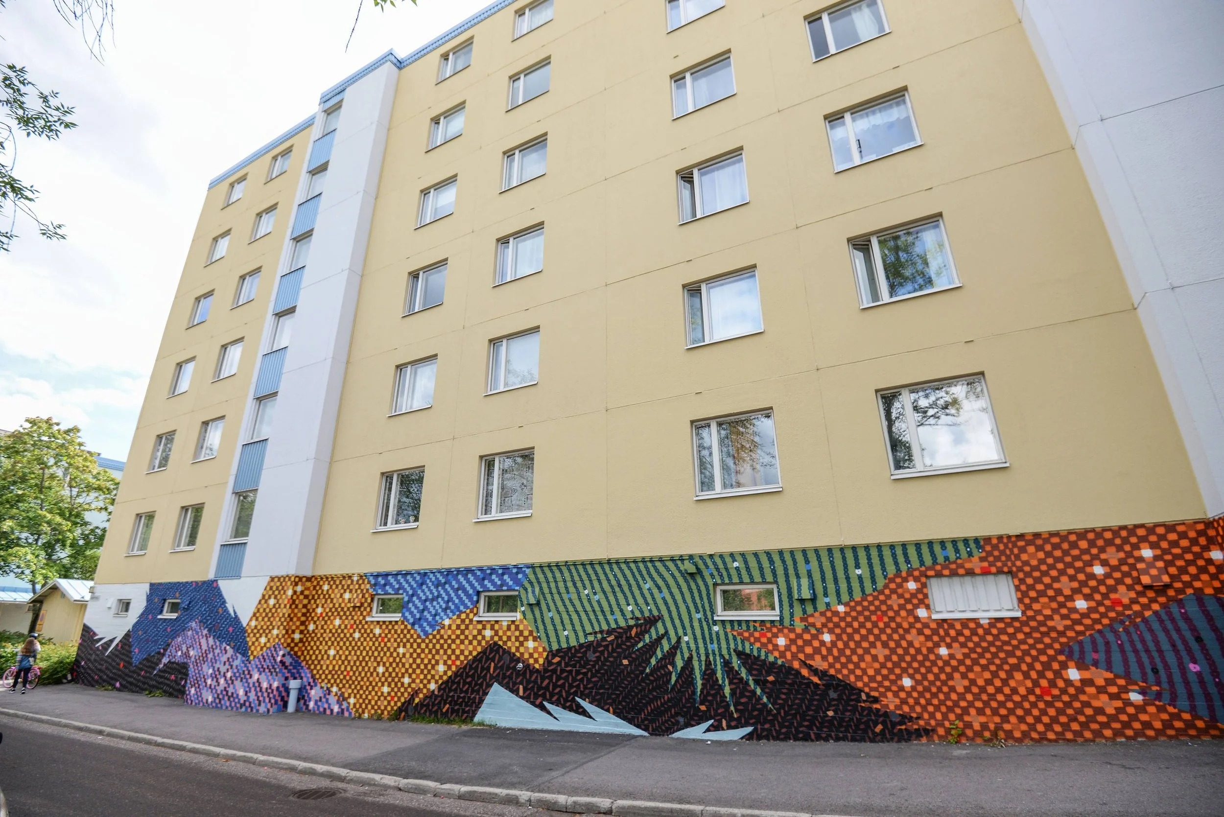 Spraymaalein tehty sokkelimaalaus graffititaustaiselta kuvataiteilijalta Vantaan Havukosken taidereitin päätöspisteessä.