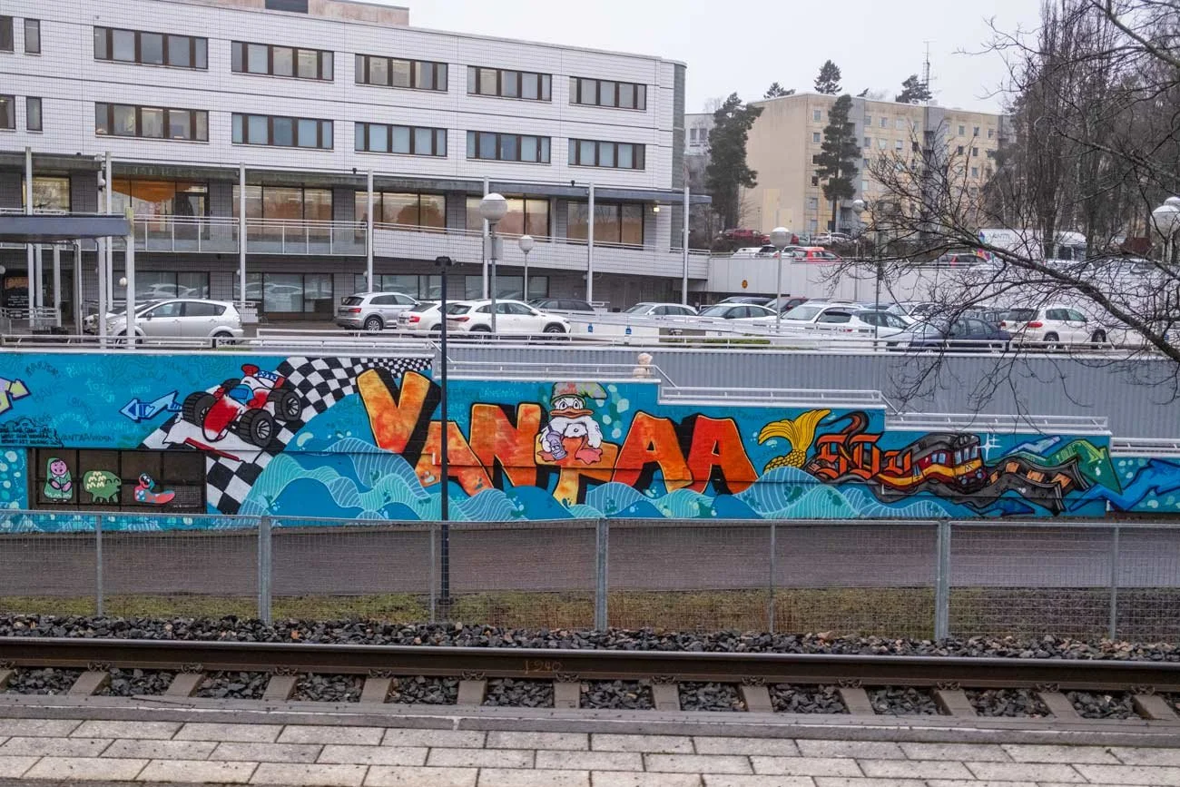 Vantaan 50-vuotisjuhlan kunniaksi West Side Vernissa ja Street Art Helsinki järjestivät nuorille mahdollisuuden maalata graffititeoksen.
