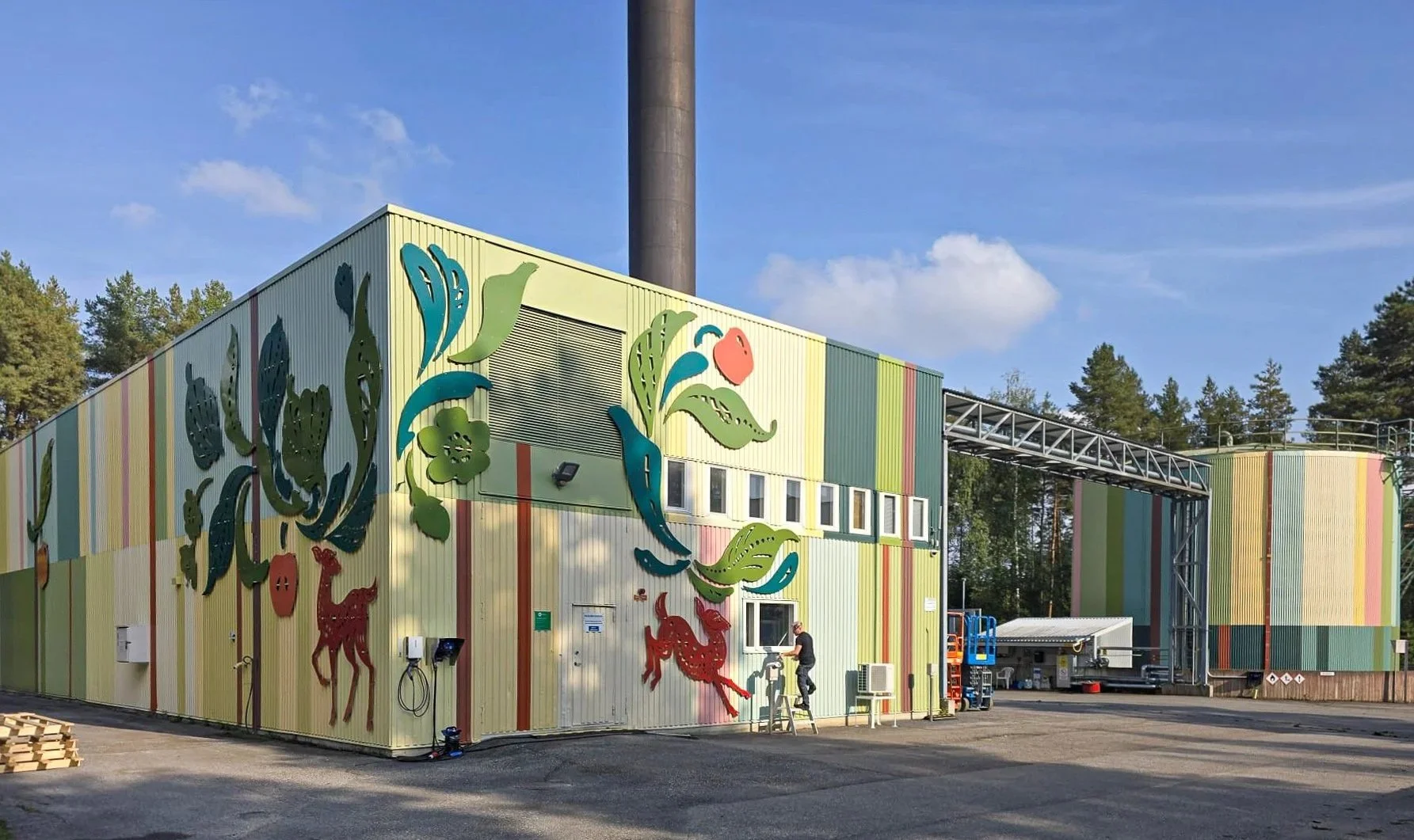 Voimalan uusi julkisivu Hyvinkäällä on maalattu ja seinään on asennettu teoksia.